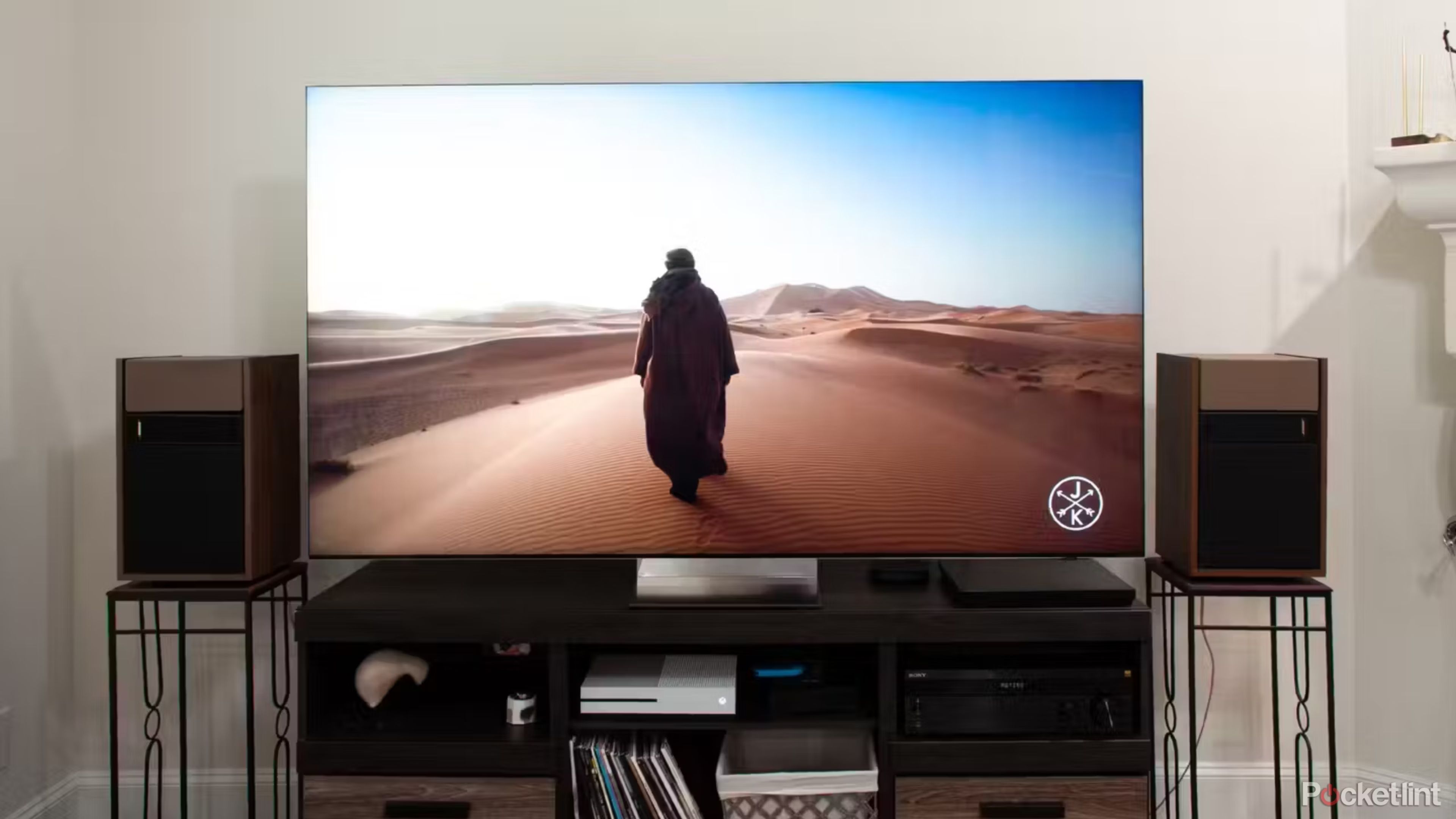 تلویزیون سامسونگ qn900d 8k با شخصی که در یک بیابان قدم می زند