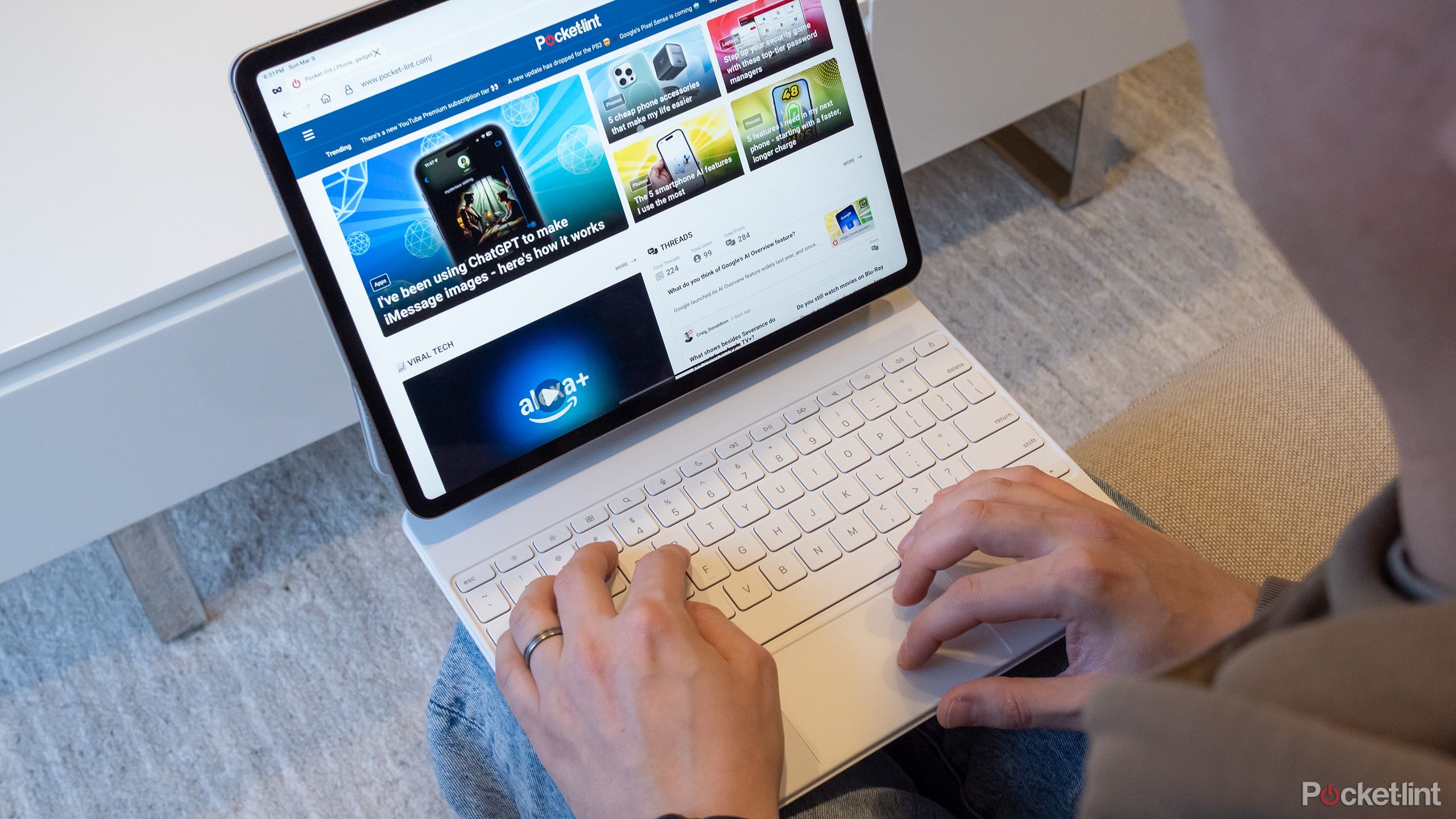 M3 iPad Air و یک صفحه کلید جادویی.