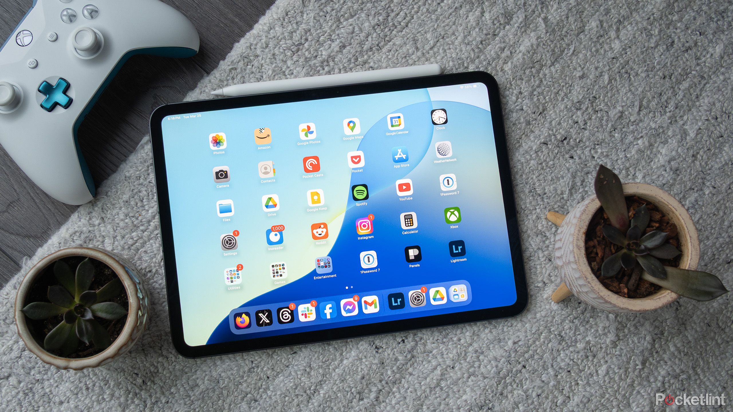 M4 iPad Pro در فرش در کنار یک کنترلر Xbox. 