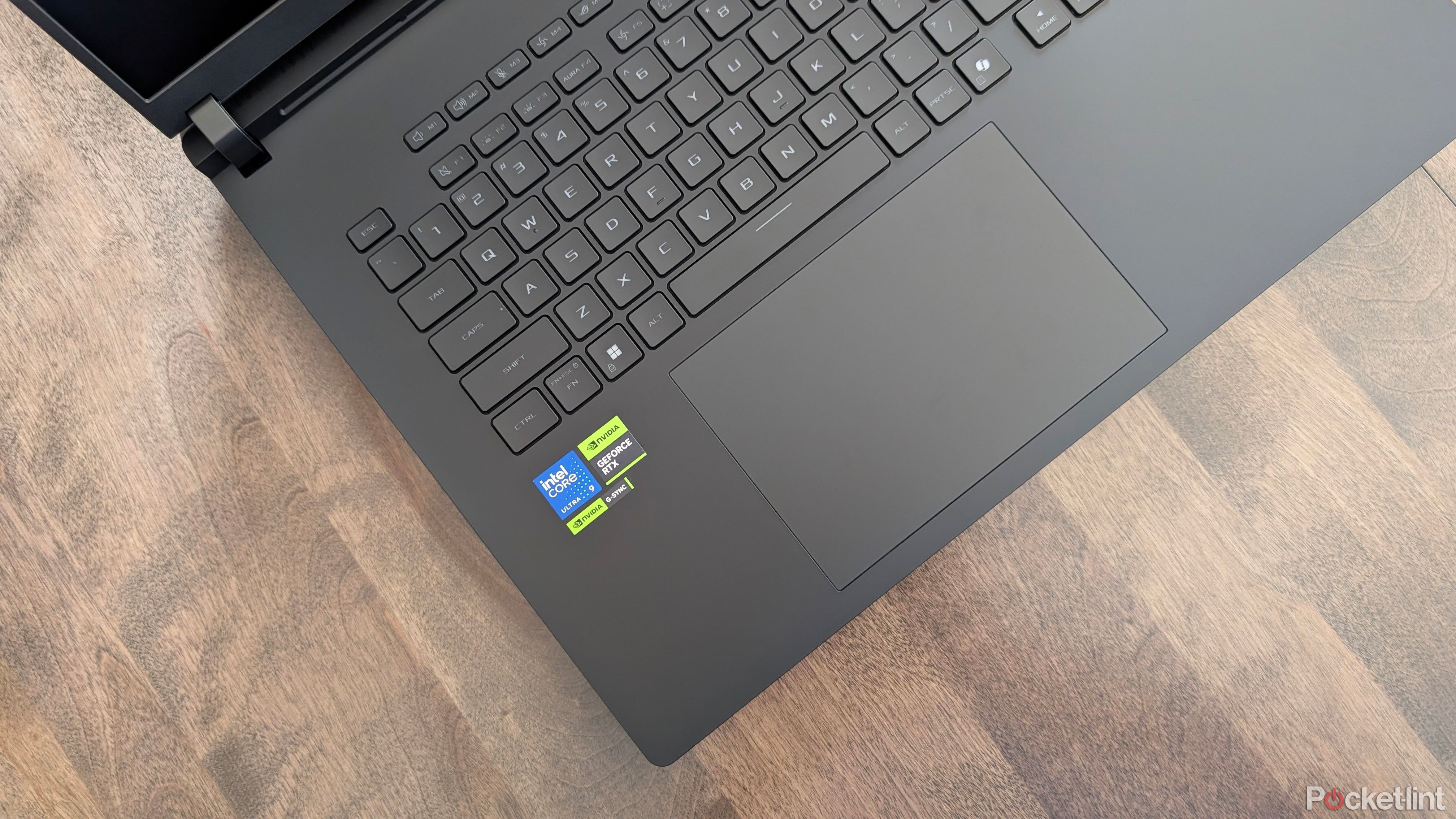 یک لپ تاپ بازی و صفحه کلید ASUS.