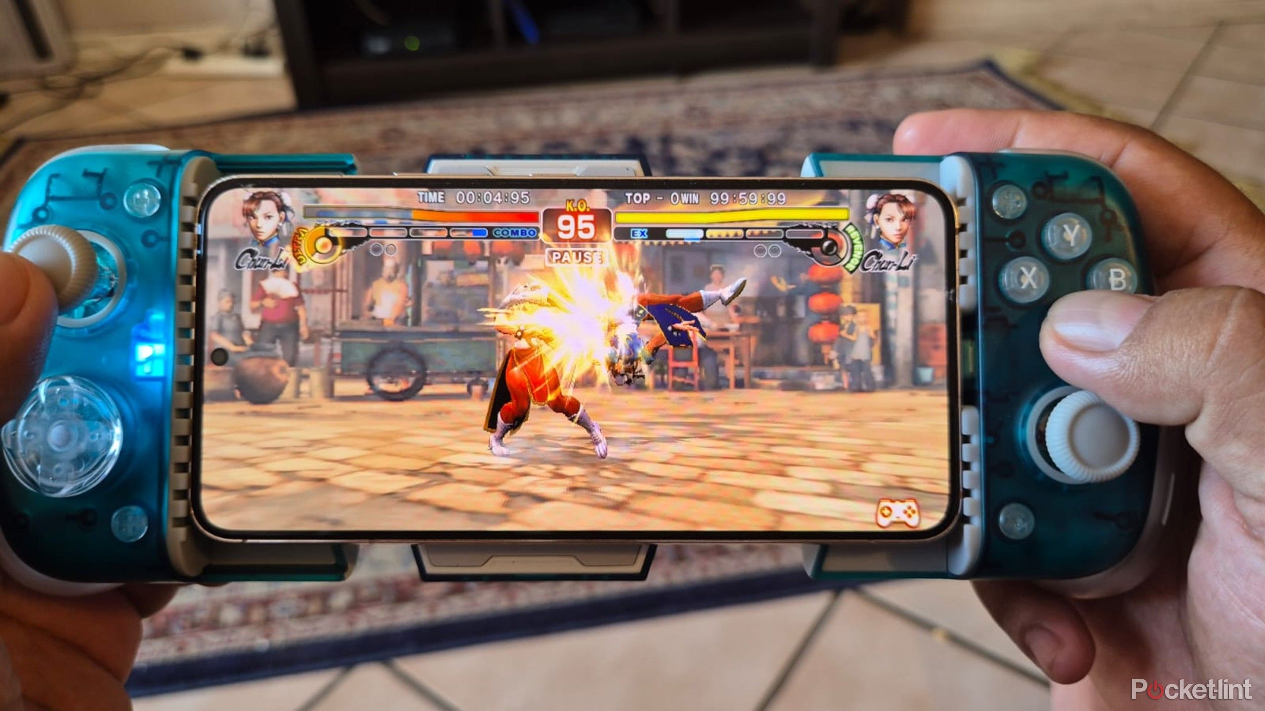 Streetfighter در یک دستی و Galaxy S22. 