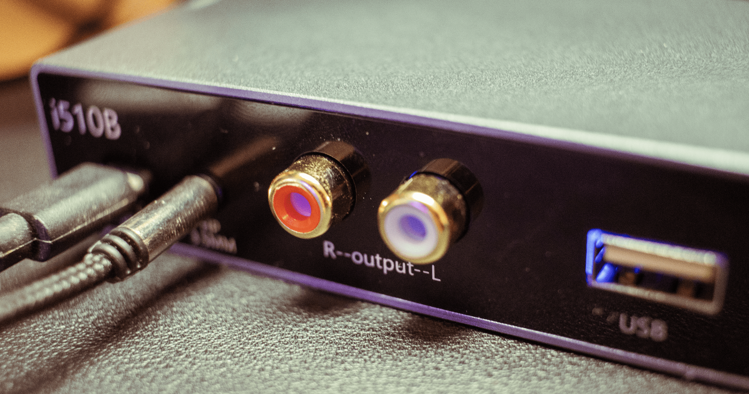 جک صوتی RCA و 3.5 میلی متر در پشت برای I510B DAC خروجی می کند.