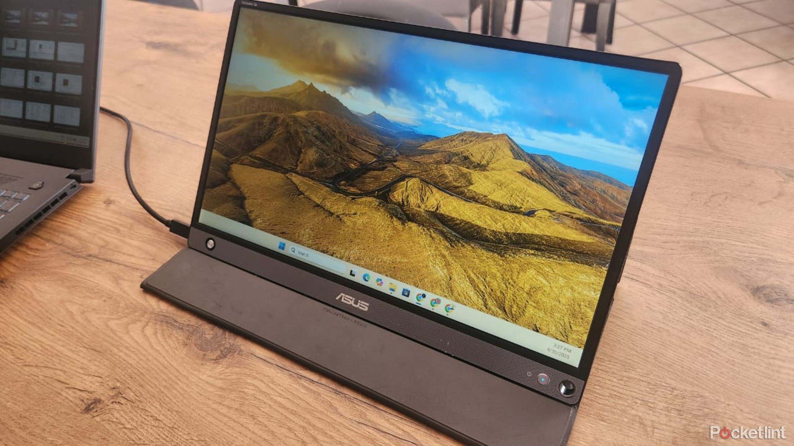 یک مانیتور USB قابل حمل ASUS zenscreen.
