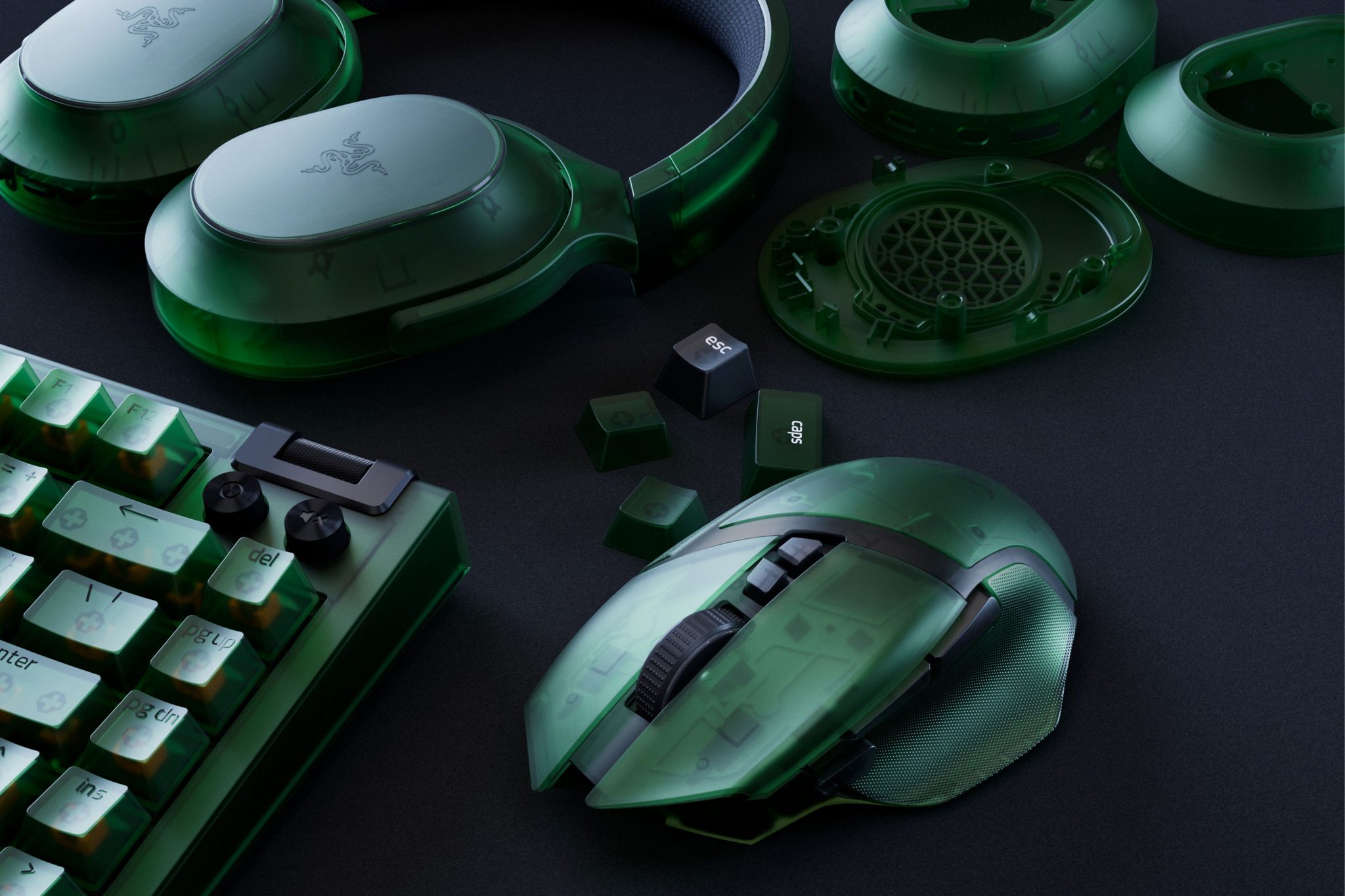 لوازم جانبی بازی Phantom Collection Razer روی یک سطح تاریک گذاشته شده است.