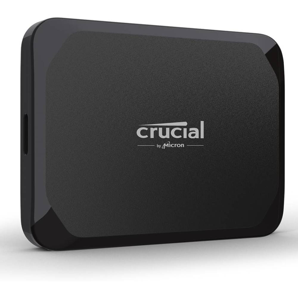 Black Crucial X9 قابل حمل SSD در برابر پس زمینه سفید.