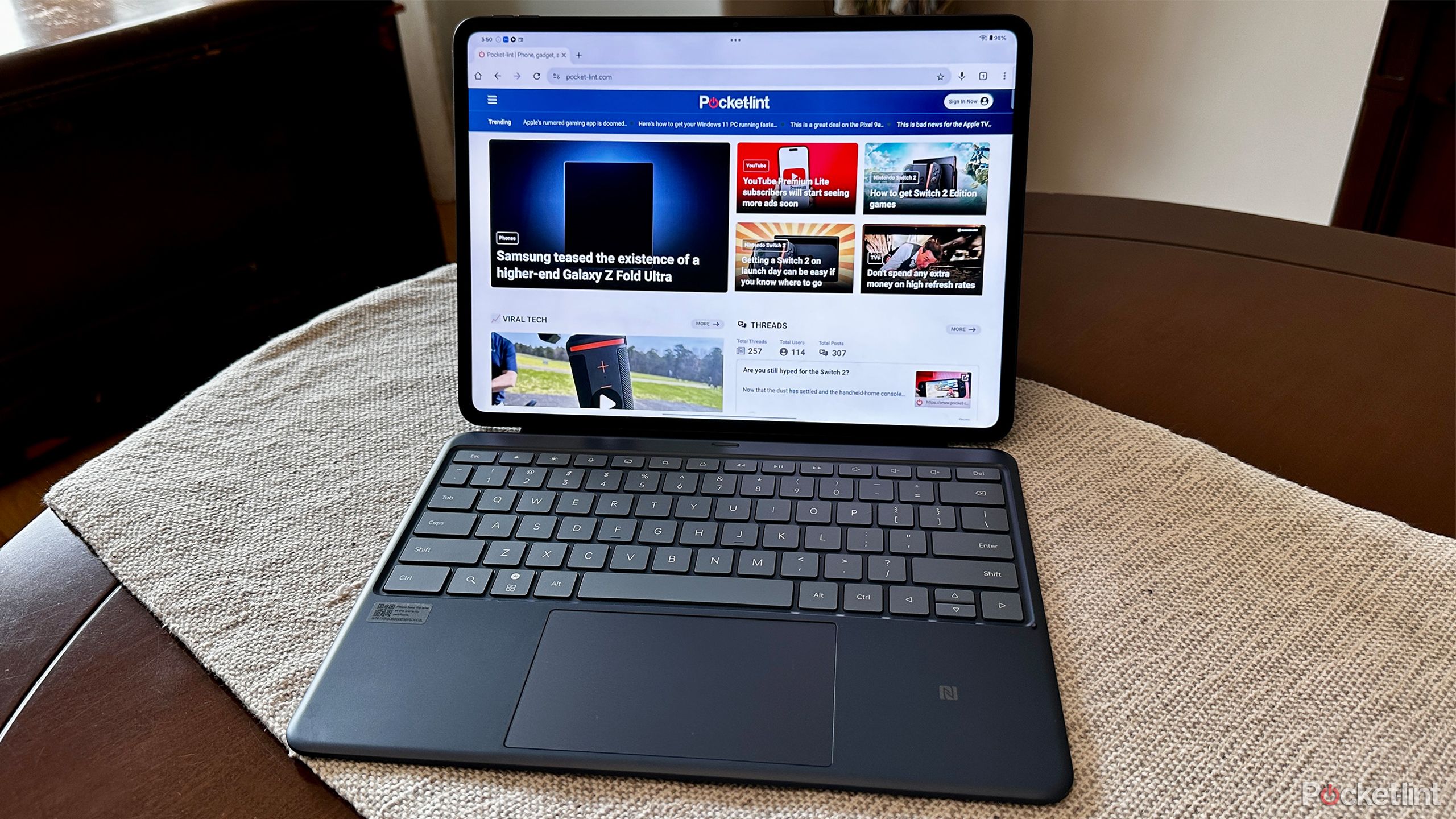 OnePlus Pad 3 با پیوست فولیو صفحه کلید هوشمند.