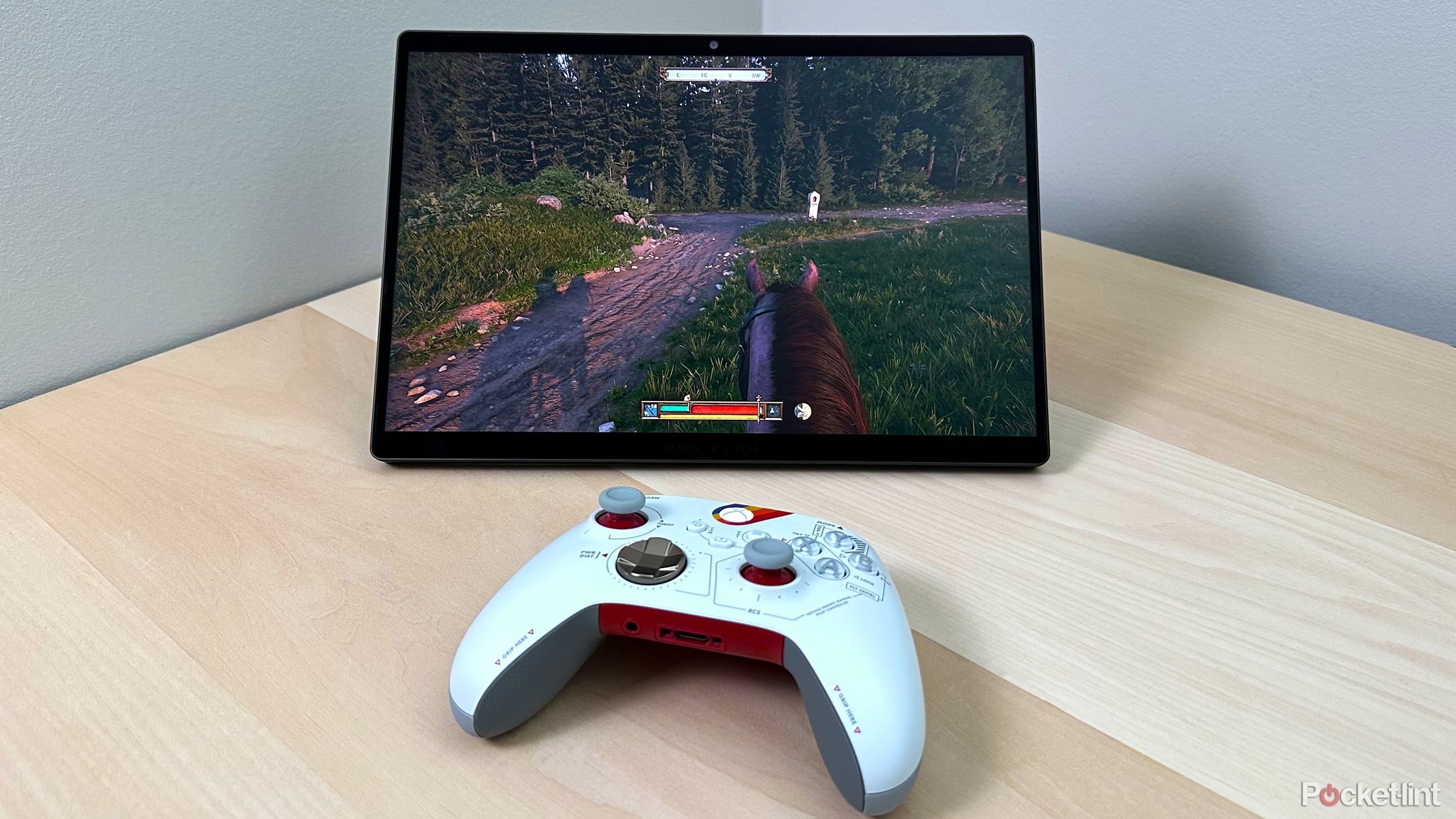 Rog Flow Z13 در کنار کنترلر Xbox.