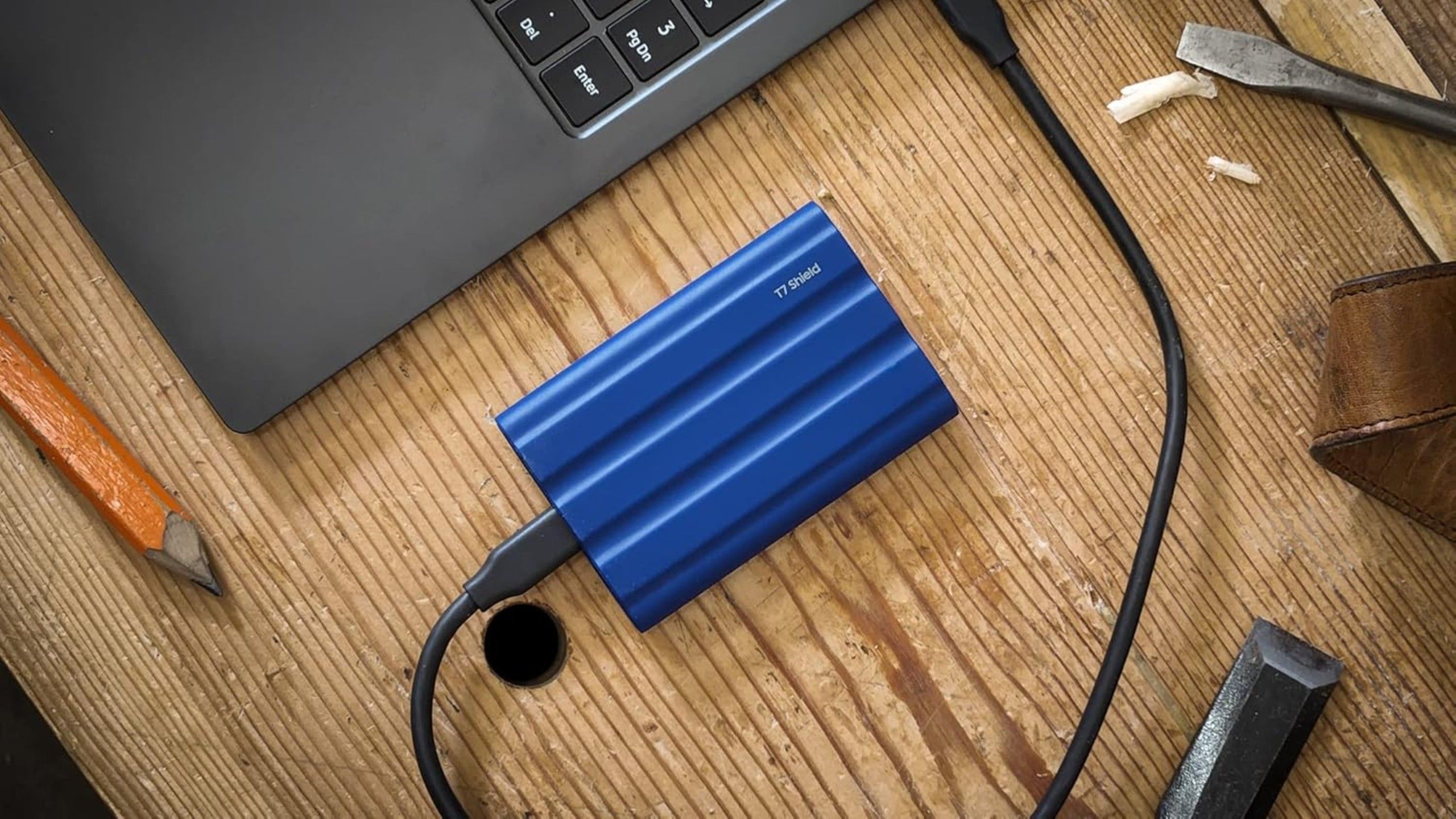 SSD قابل حمل T7 Shield 4TB سامسونگ به رایانه وصل شد.