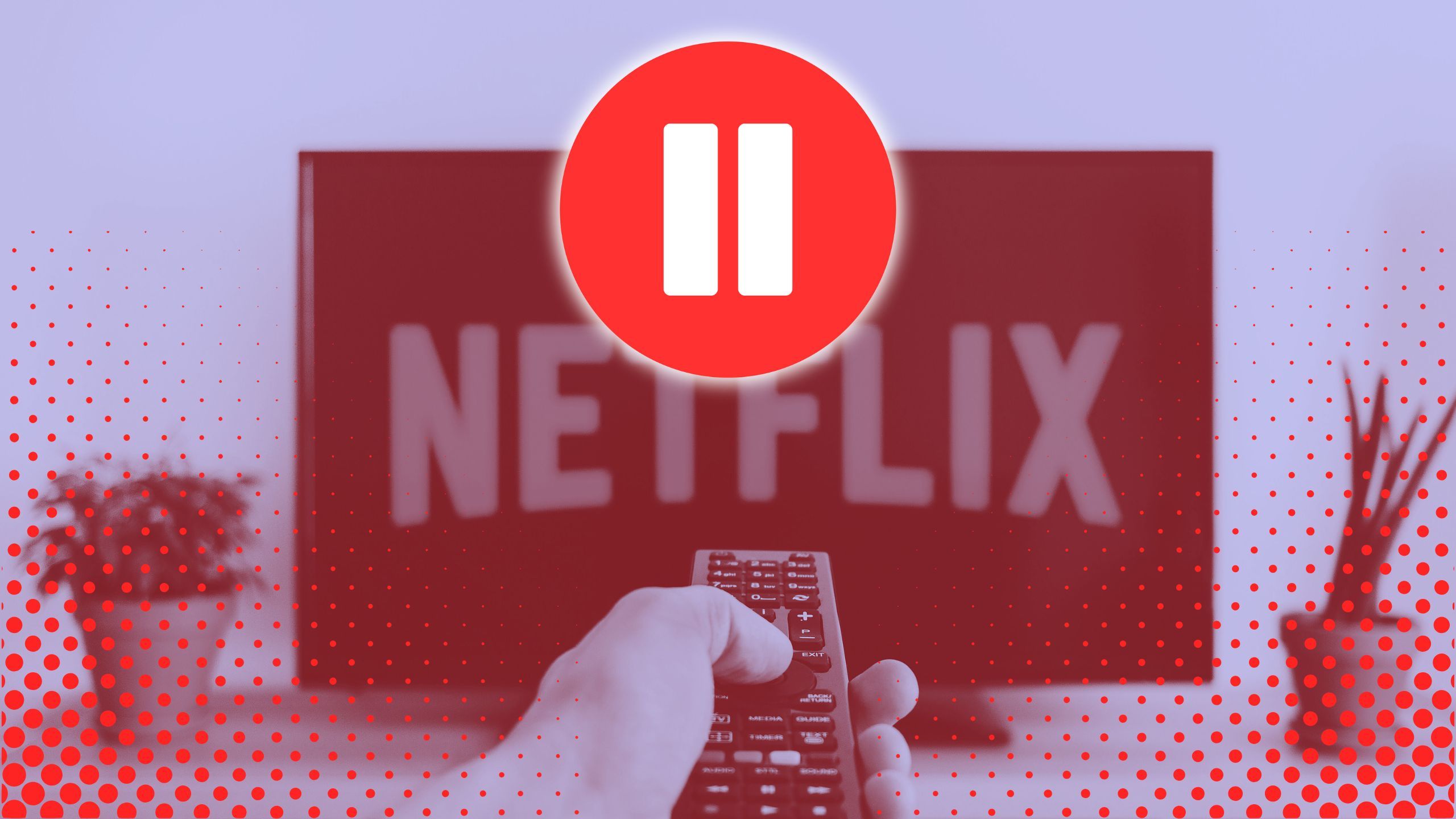 شخصی که یک تلویزیون از راه دور در تلویزیون با Netflix روی آن نشان می دهد.