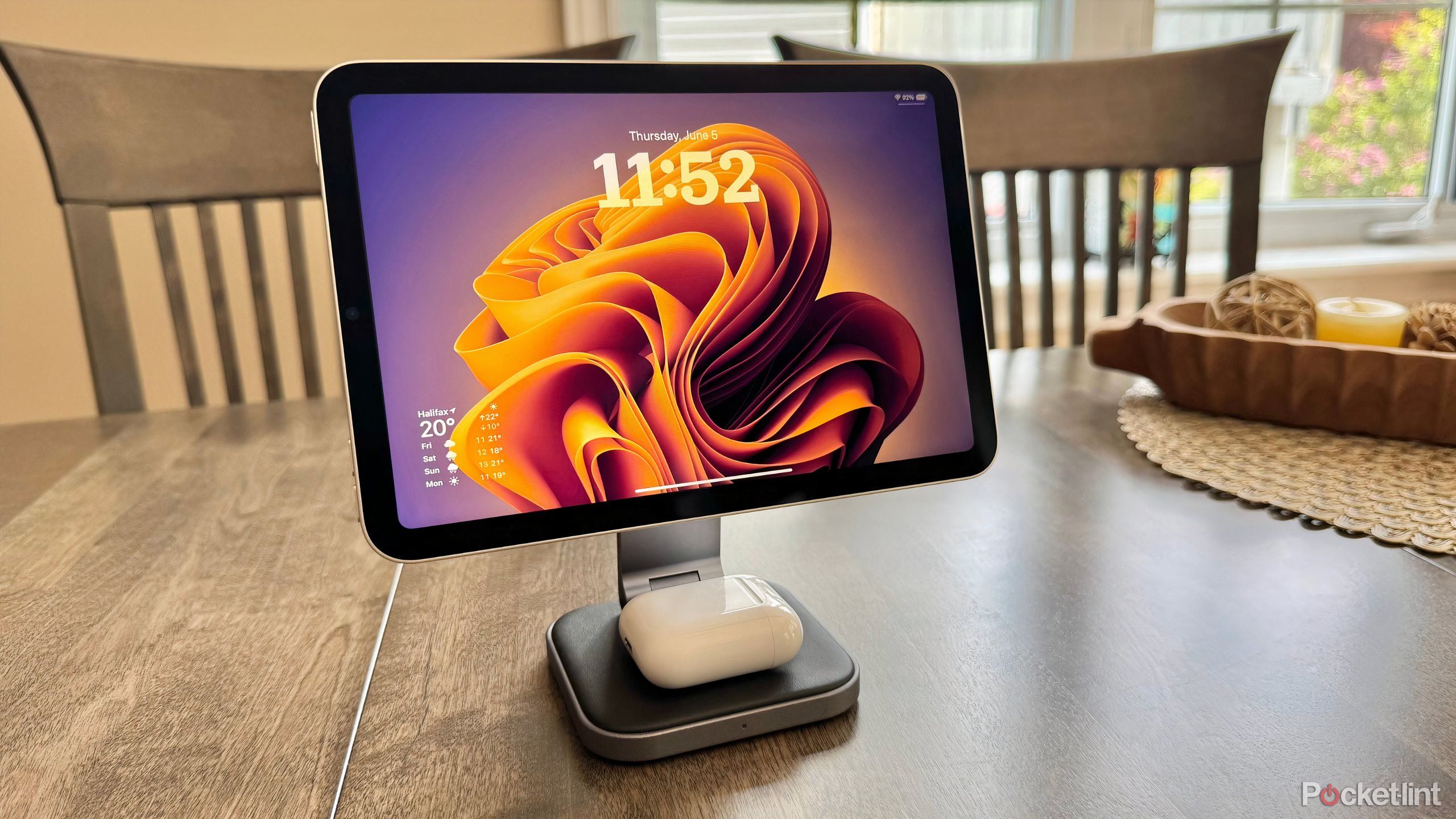 iPad mini و airpods در یک غرفه Magsafe.