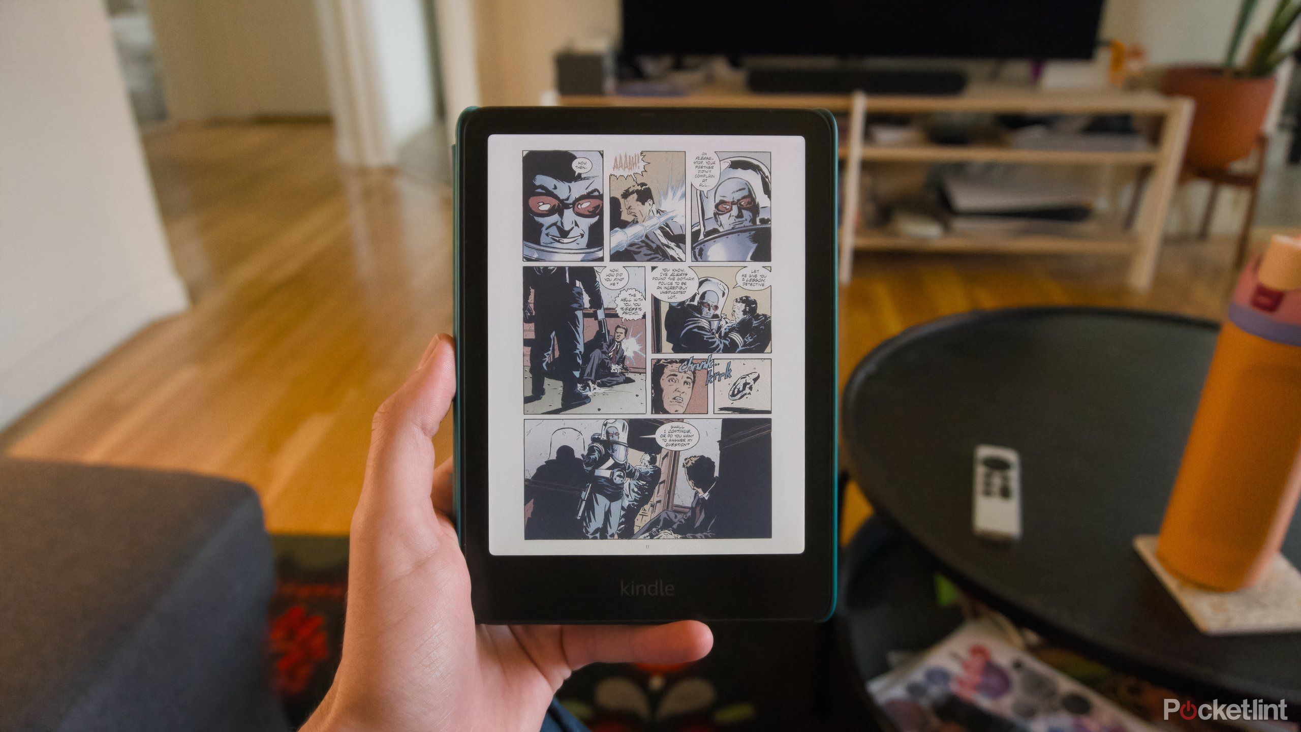 دستی که دارای یک رنگ آمیزی Kindle است که یک طنز بتمن را به نمایش می گذارد.