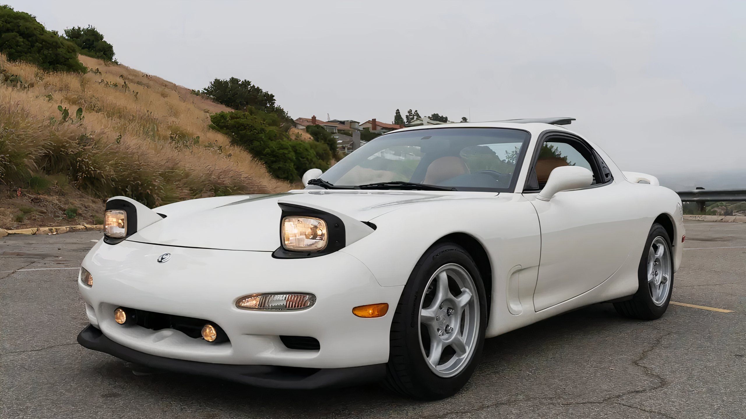 یک مزدا RX-7 در سال 1994 با چراغهای جلو پاپ آپ خود درگیر شد. 