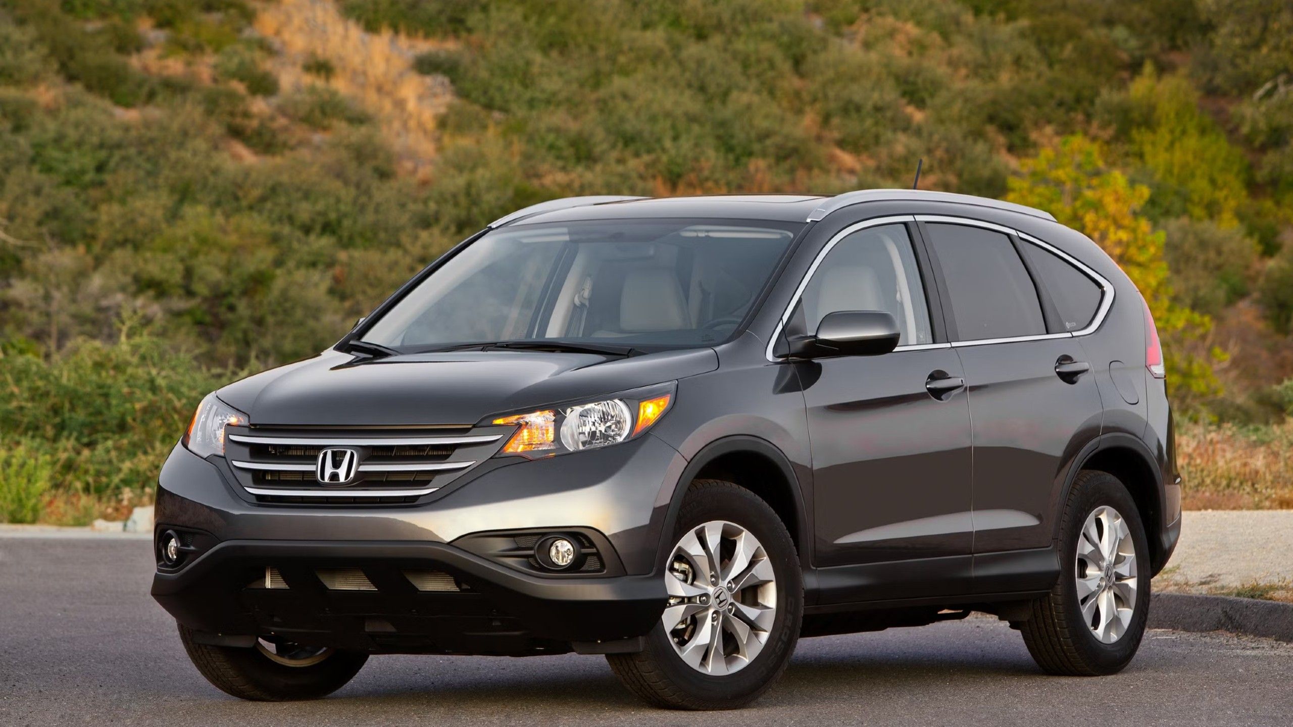نمای چهارم جلو از هوندا CR-V 2014