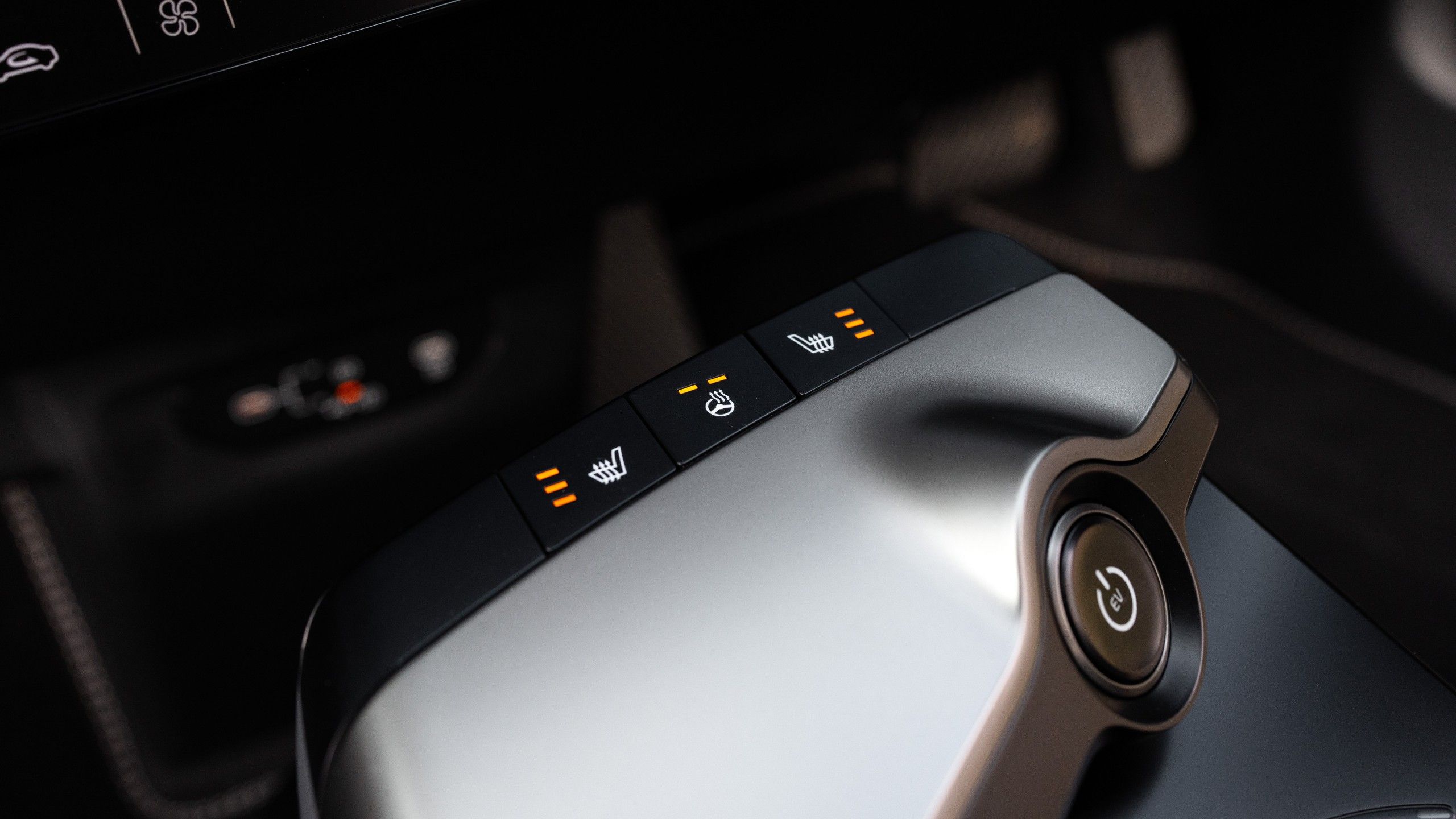 کنترل گرمایش صندلی و چرخ در 2024 KIA EV6.