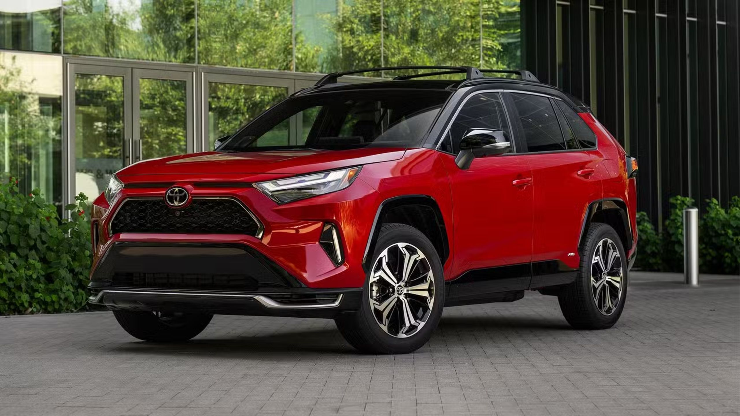 نمای چهارم جلو از پلاگین پلاگین Toyota RAV4 2025 ، پارک شده.