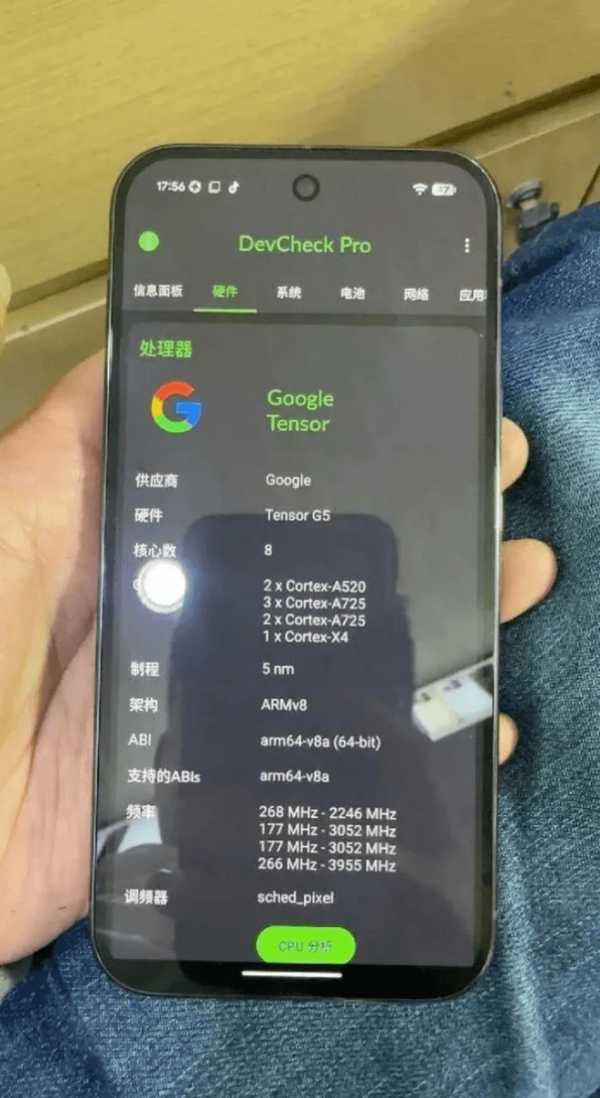 یک تصویر درز شده از یک نمونه اولیه Google Pixel 10 Pro که مشخصات دستگاه را نشان می دهد. 