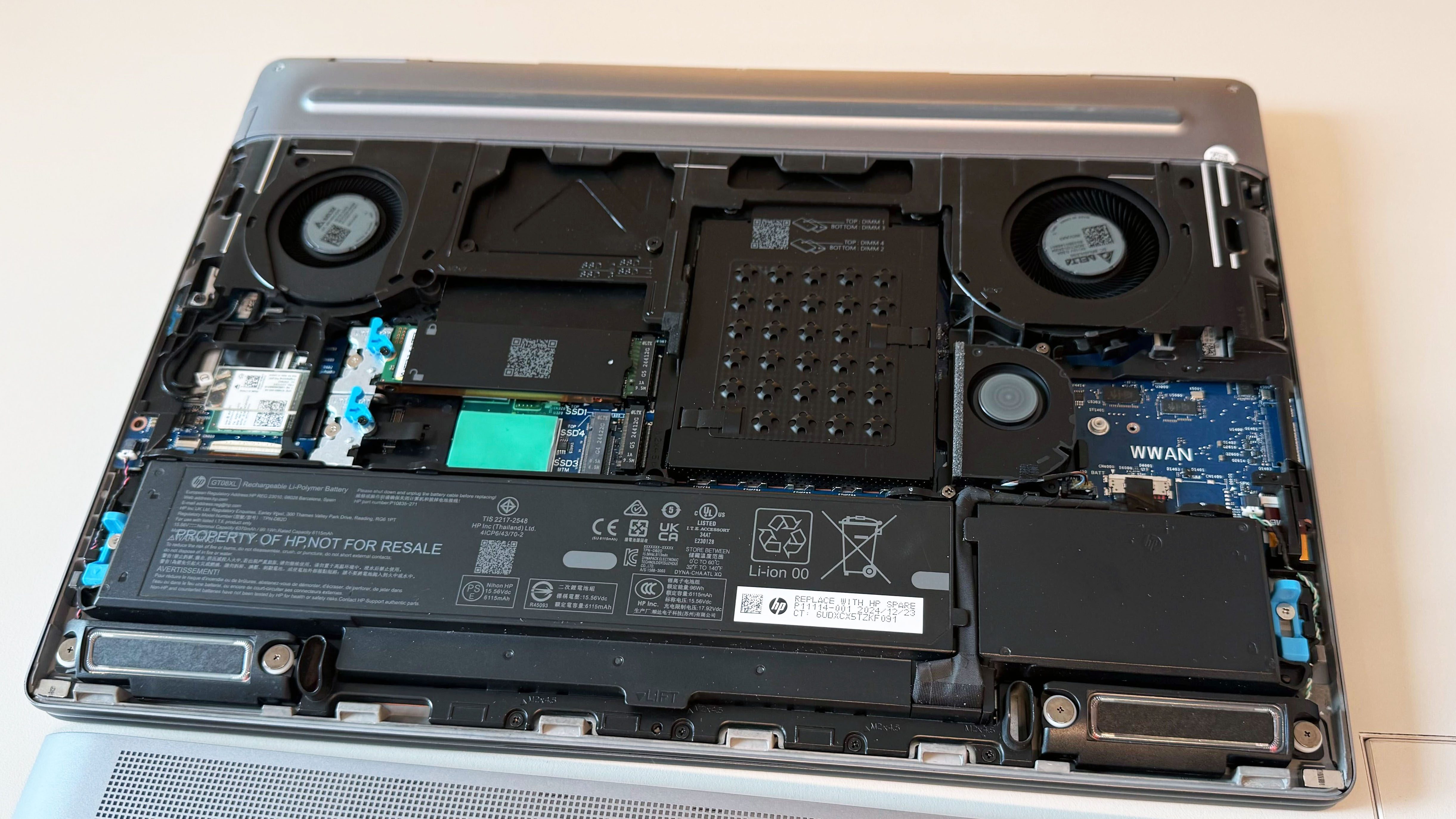 در داخل شاسی HP Zbook Fury 16 G1I ، شکاف های ارتقاء آسان برای RAM ، SSD و تعویض باتری را نشان می دهد.