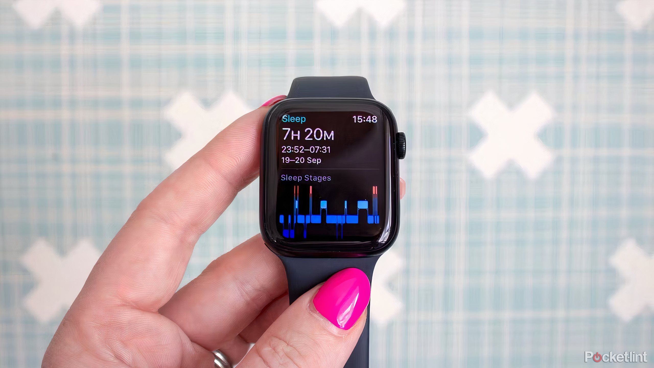 دستی که یک Apple Watch SE را نشان می دهد که اطلاعات ردیابی خواب را نشان می دهد.