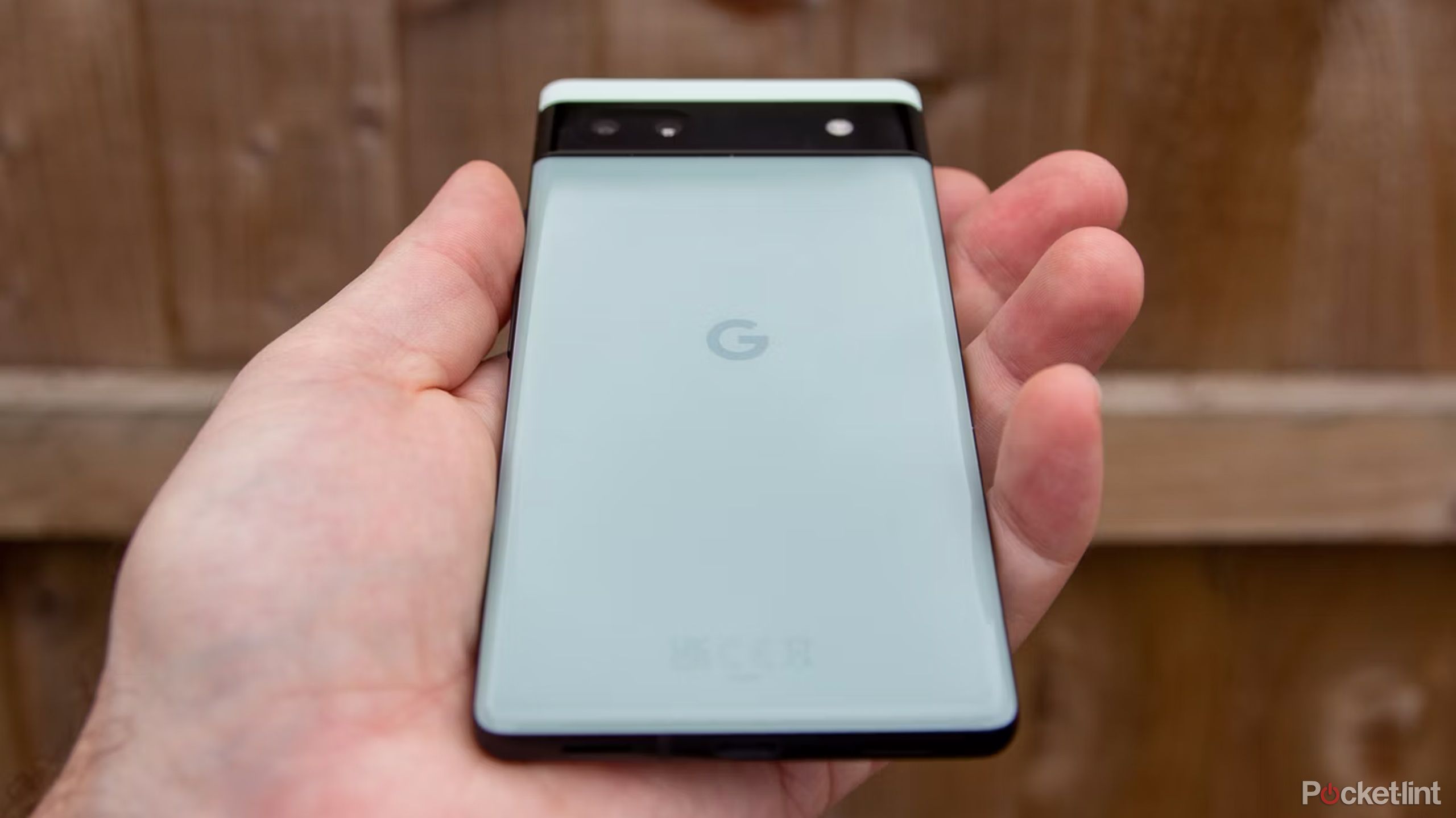 Google Pixel 6a از پایین به بالا در دست است. 