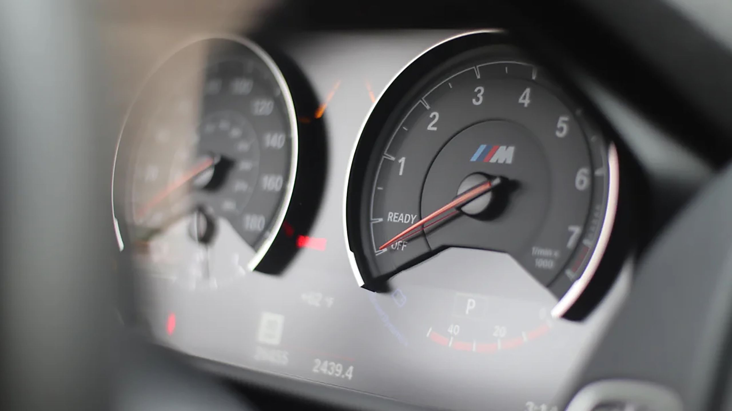 یک خوشه سنج BMW M2 در موقعیت استراحت. 