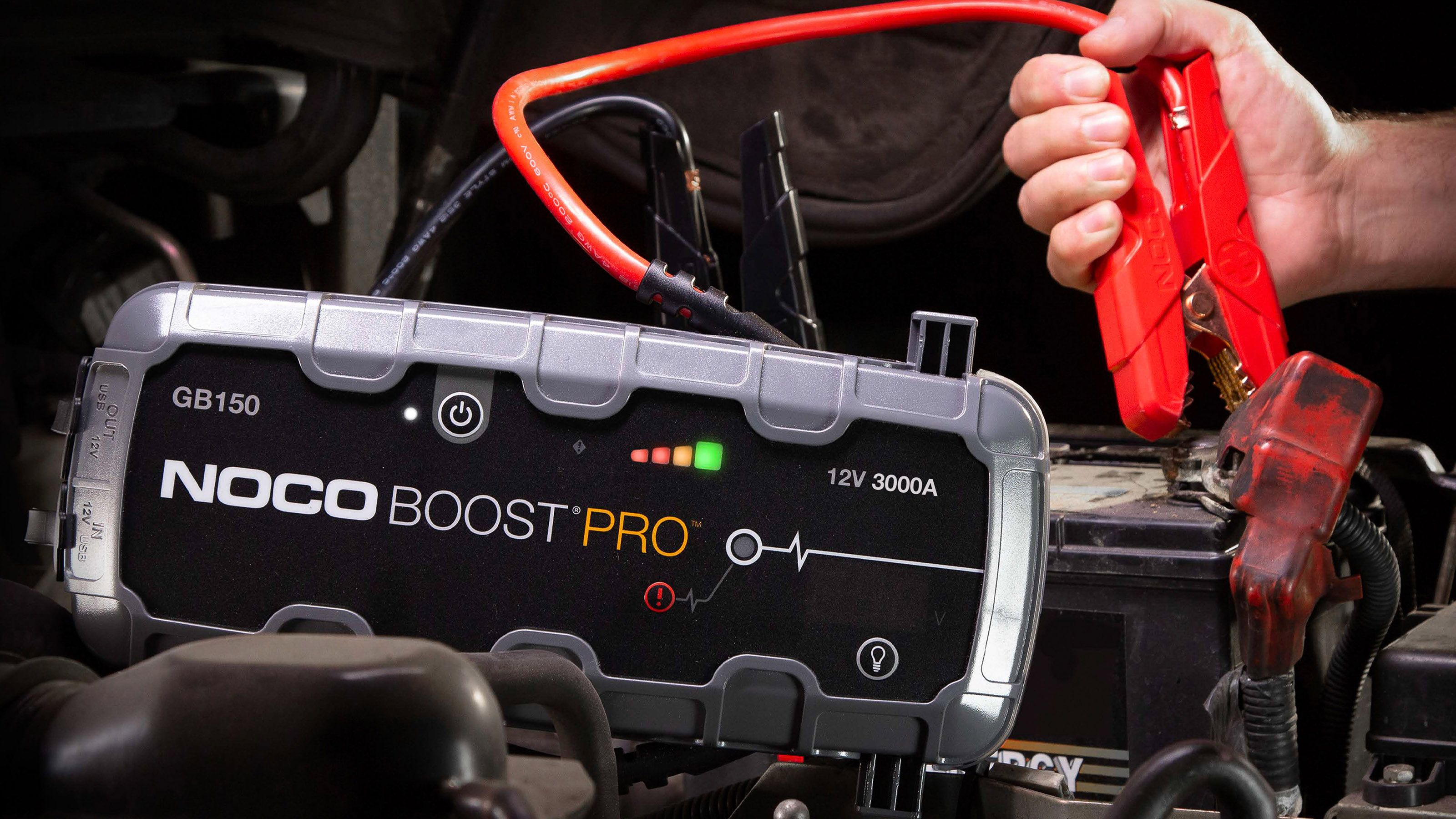 بسته پرش NOCO Boost Pro GB 150 که به باتری یک ماشین وصل می شود.