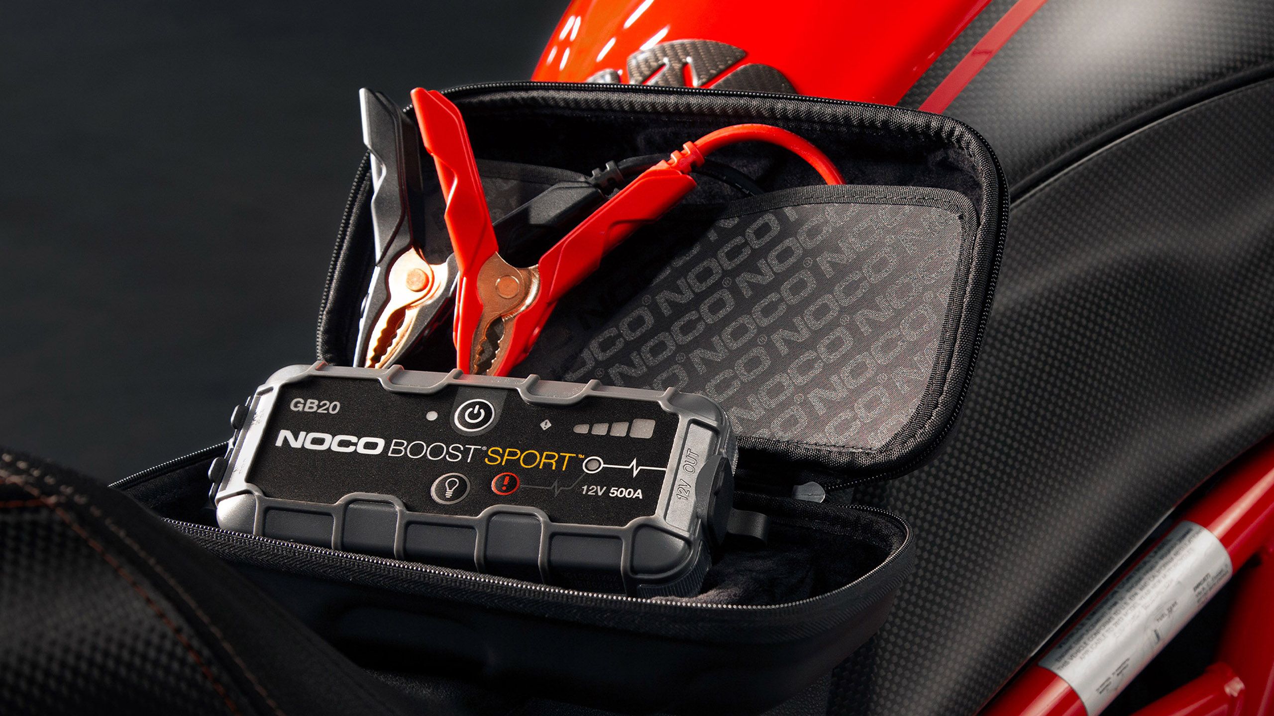 NOCO Boost Sport GB20 در مورد حمل آن.