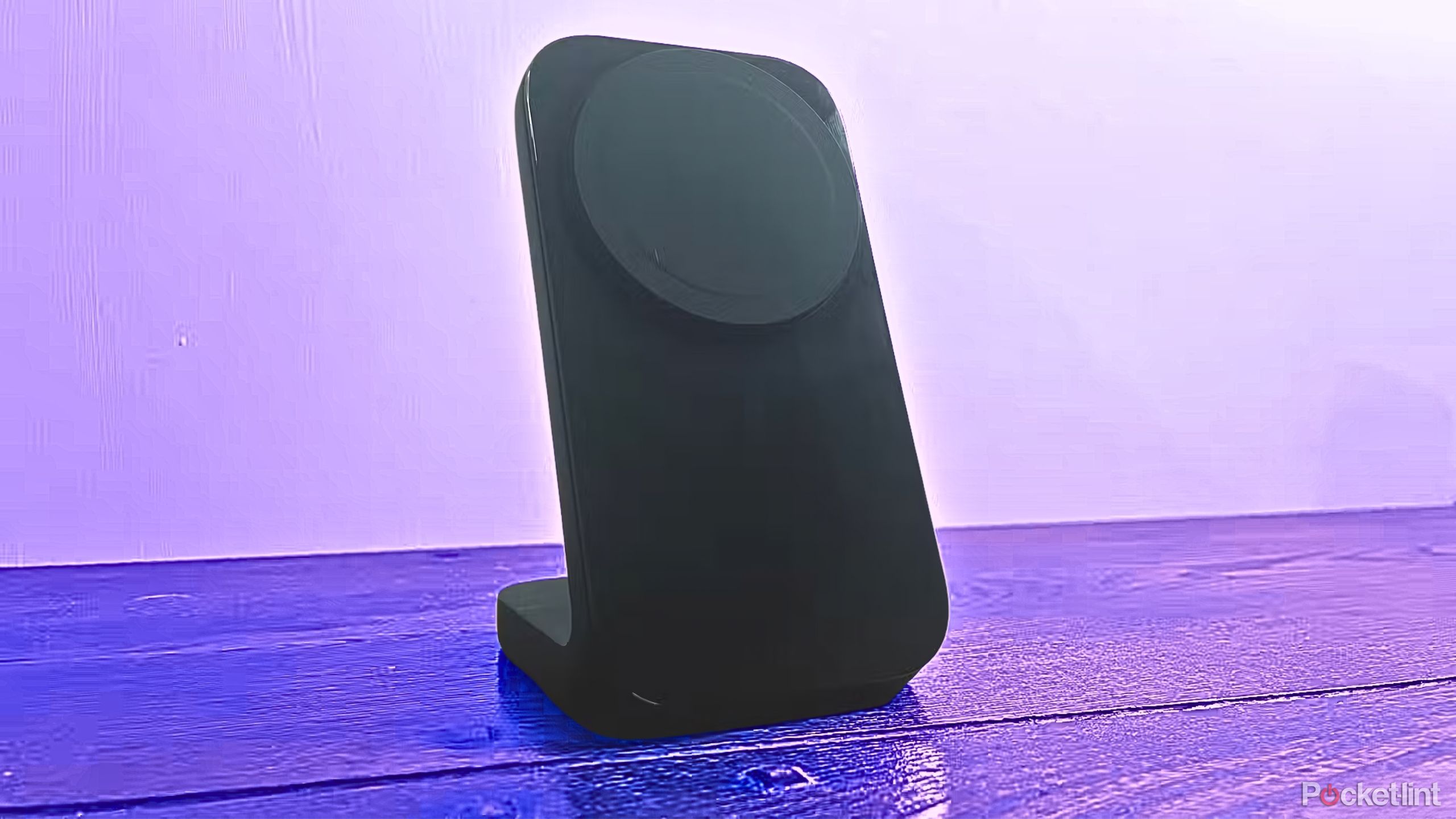 NOMAD-QI2-WIRIRELLESS-CHARG-STAND-2 در پس زمینه بنفش