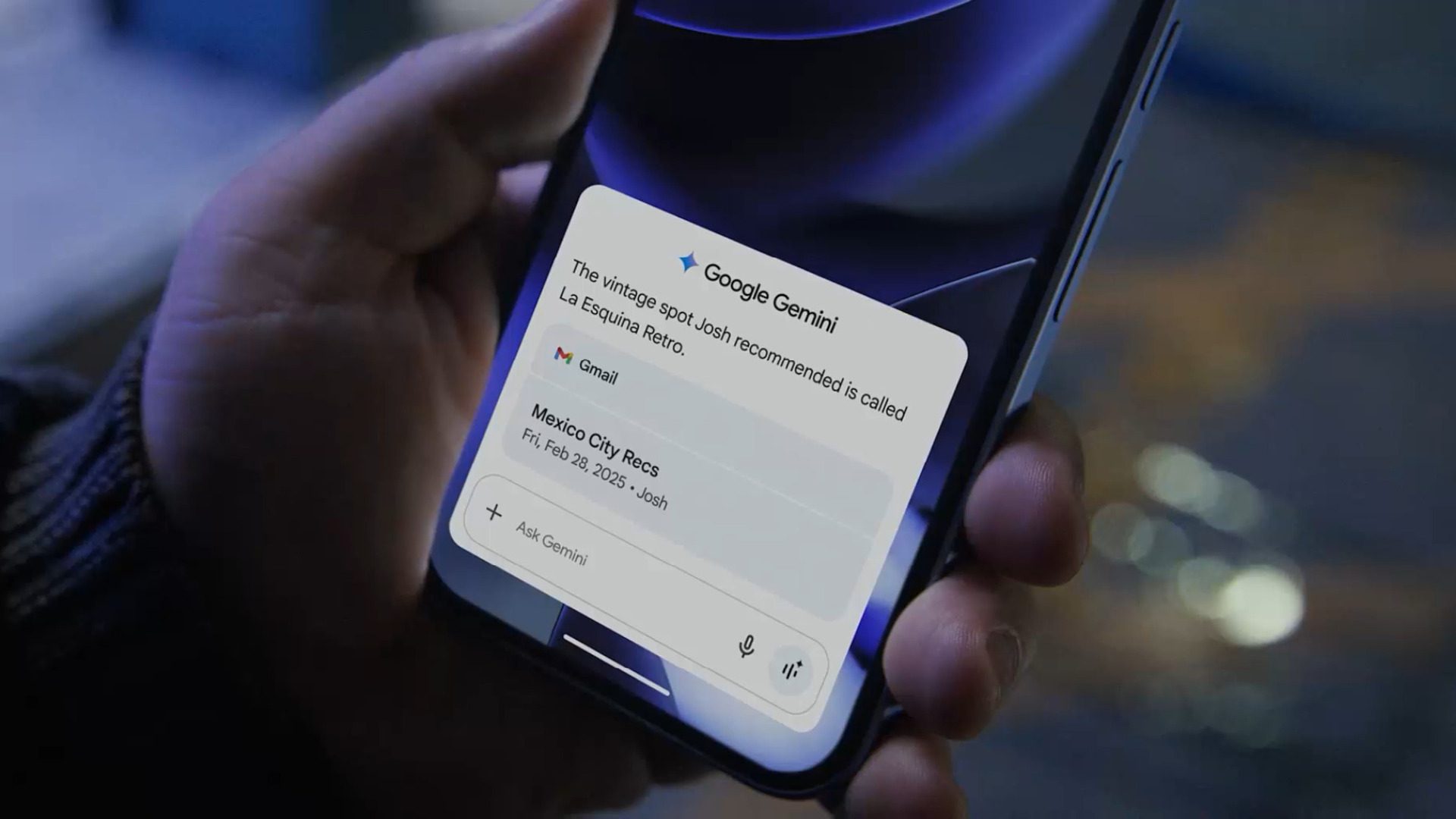 دستی که Google Pixel 9a را در حالی که Google Gemini را اجرا می کند