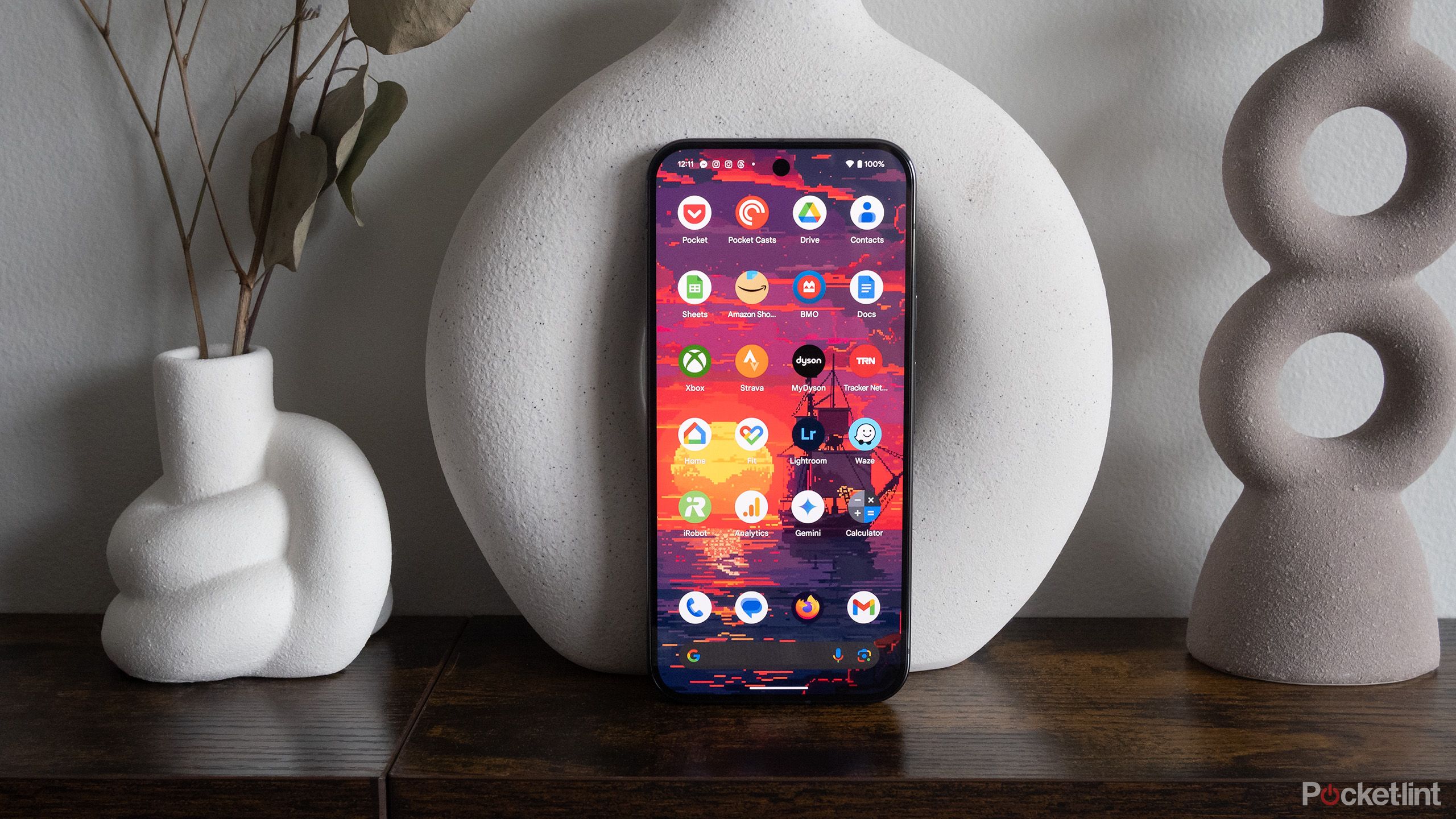 Google's Pixel 9 Pro XL که روی یک میز نشسته است