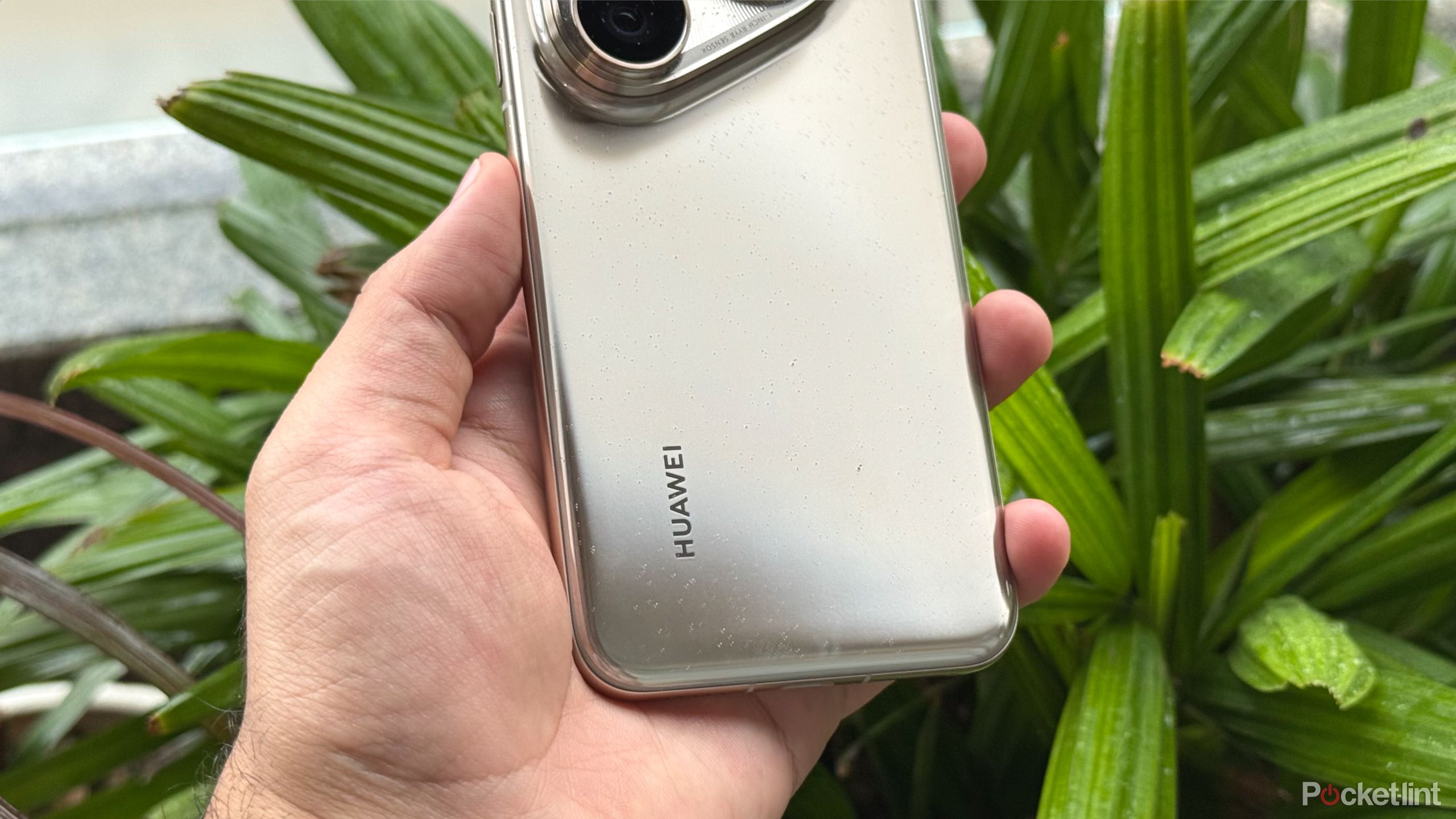 تصویر نمایش آرم Huawei و طراحی عقب Pura 80 Ultra