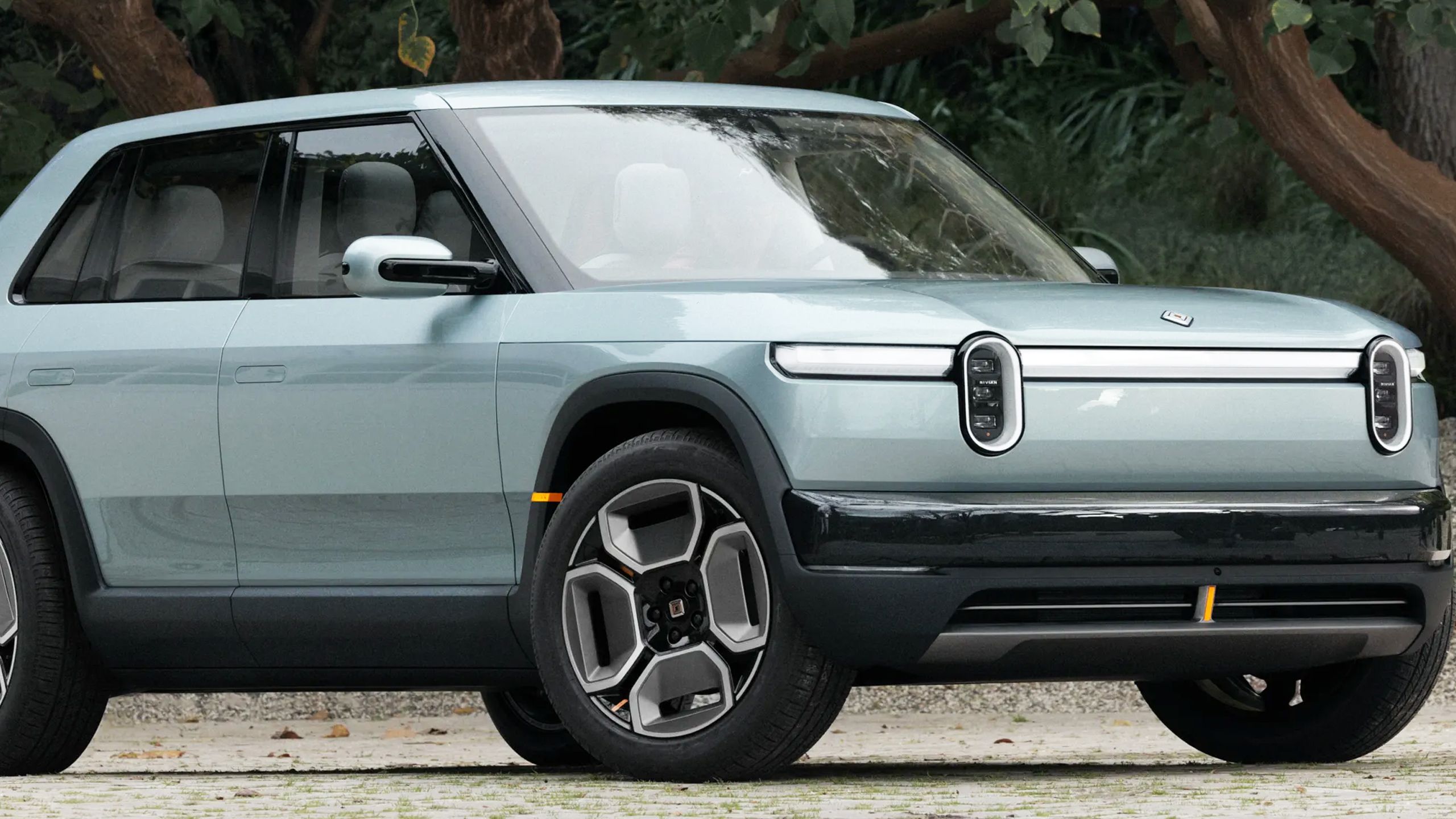 نمای سه ماهه جلو از Rivian R3.