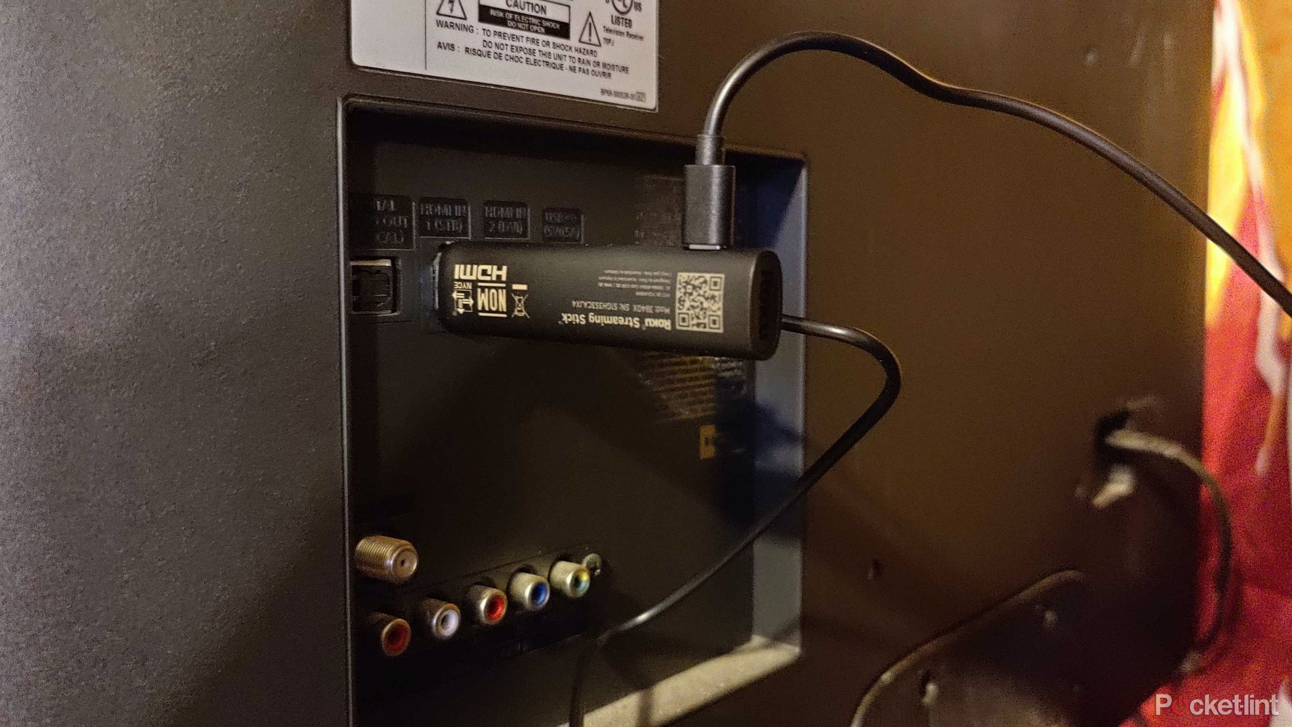 Roku USB TV Stick به تلویزیون وصل شد.