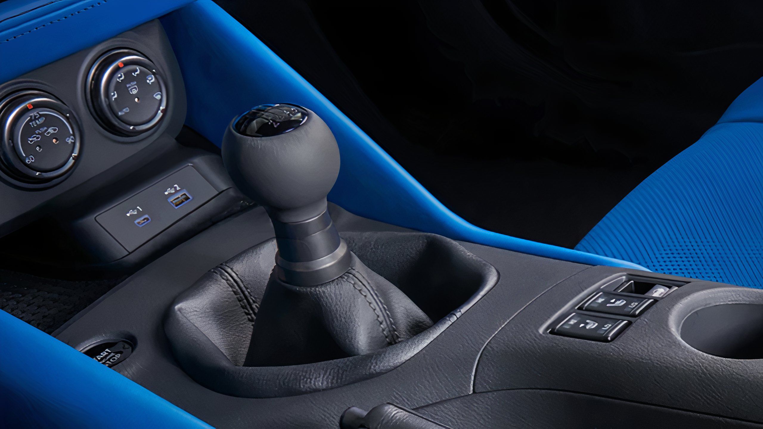 یک شیفت دستی 2023 Nissan Z در موقعیت خنثی. 