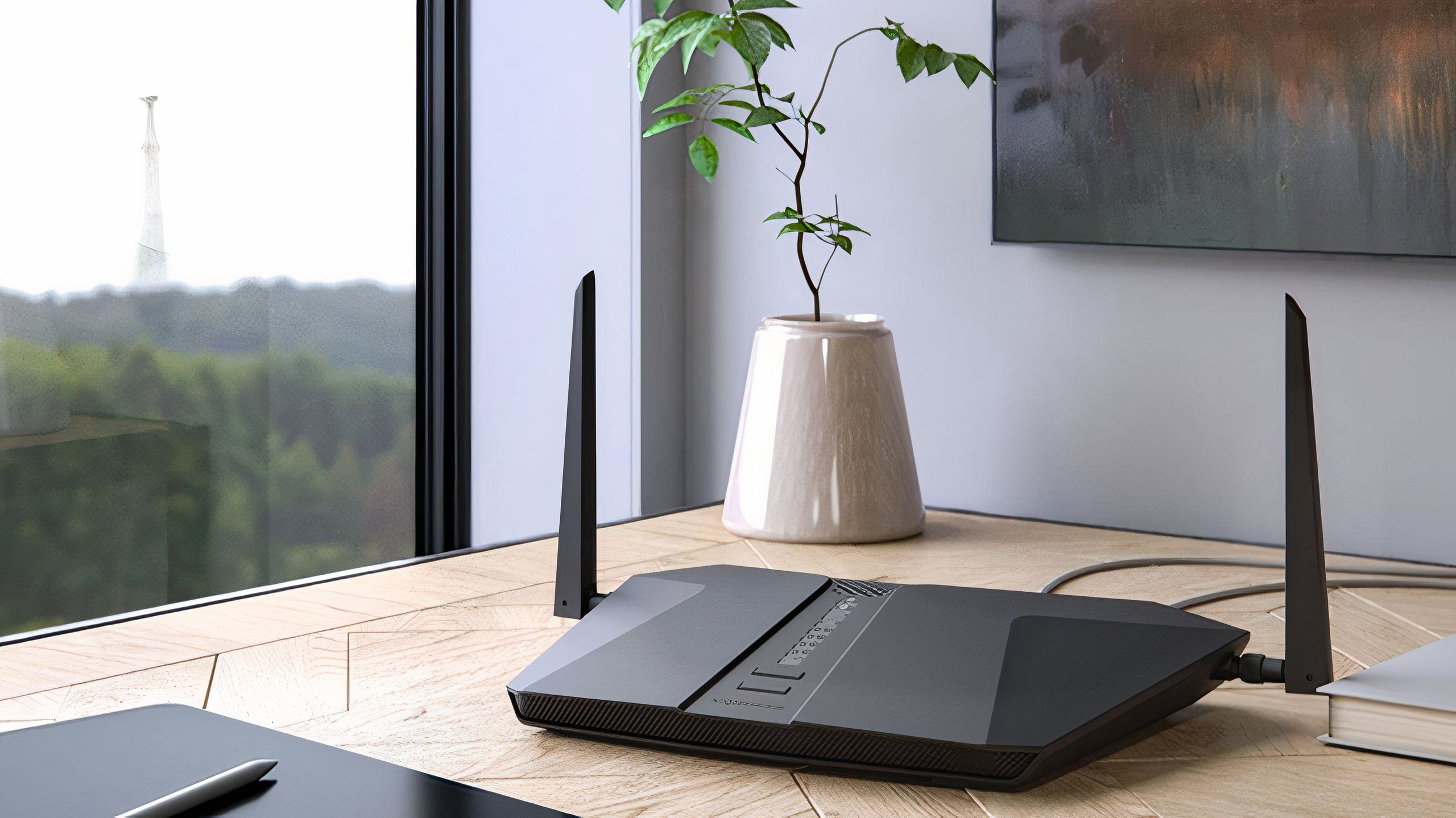 یک روتر Wi-Fi 6e Netgear روی یک میز. 