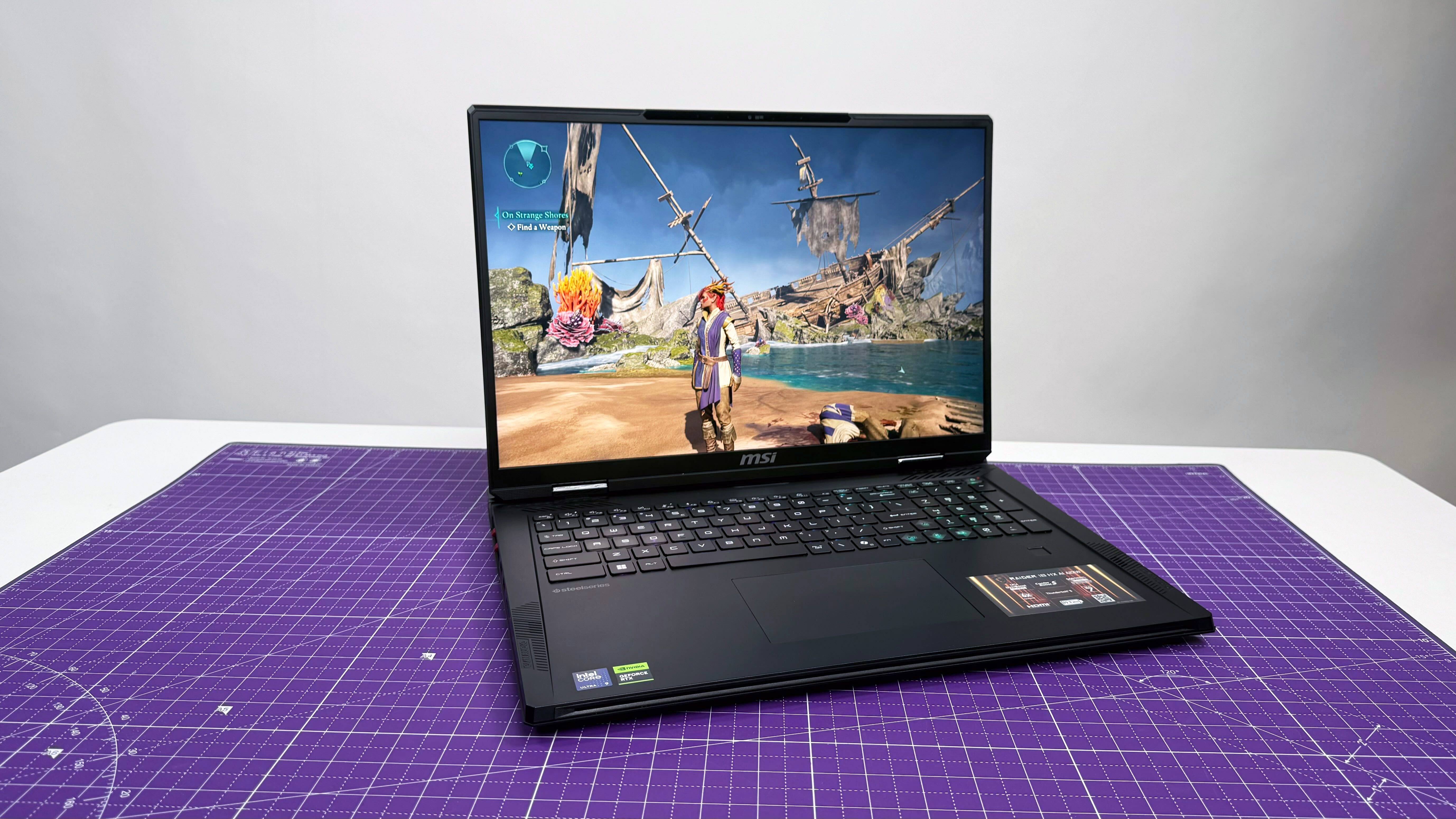 لپ تاپ بازی MSI Raider 18 HX AI باز روی یک تشک بنفش در برابر پس زمینه خاکستری باز است.
