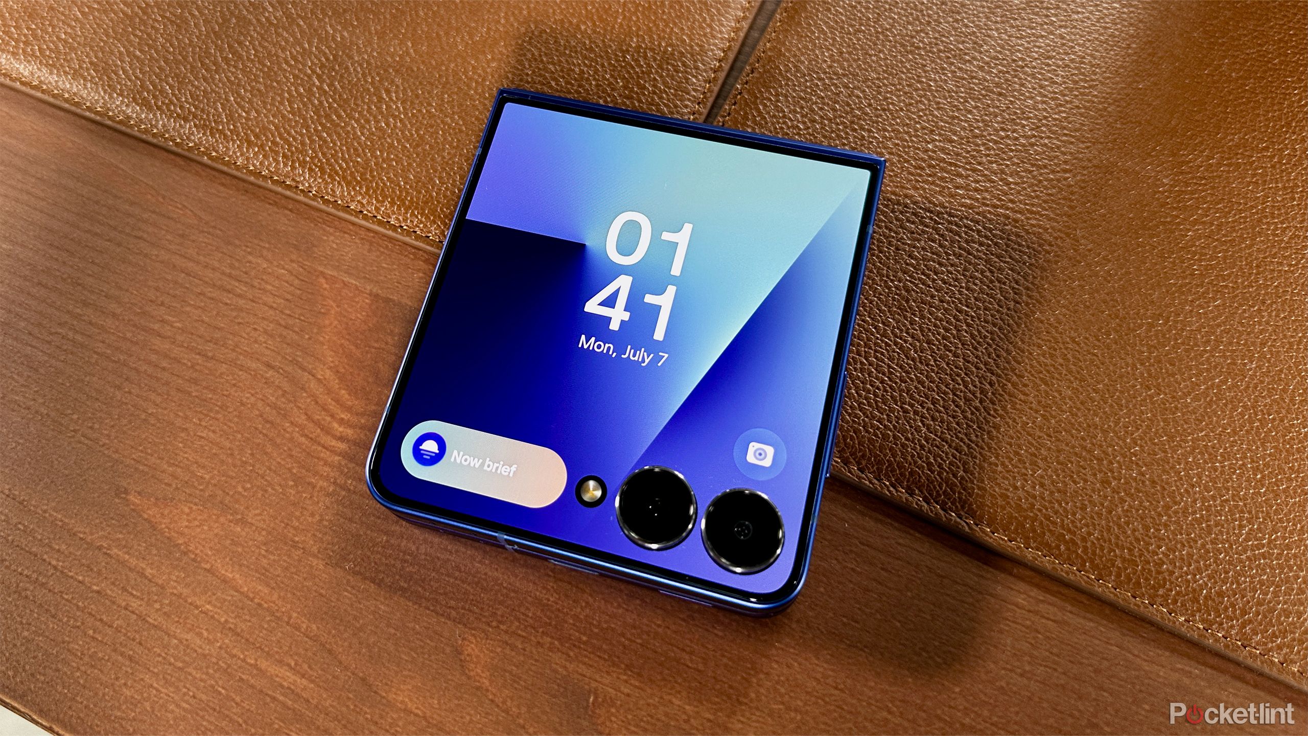 صفحه پوشش Z Flip 7.