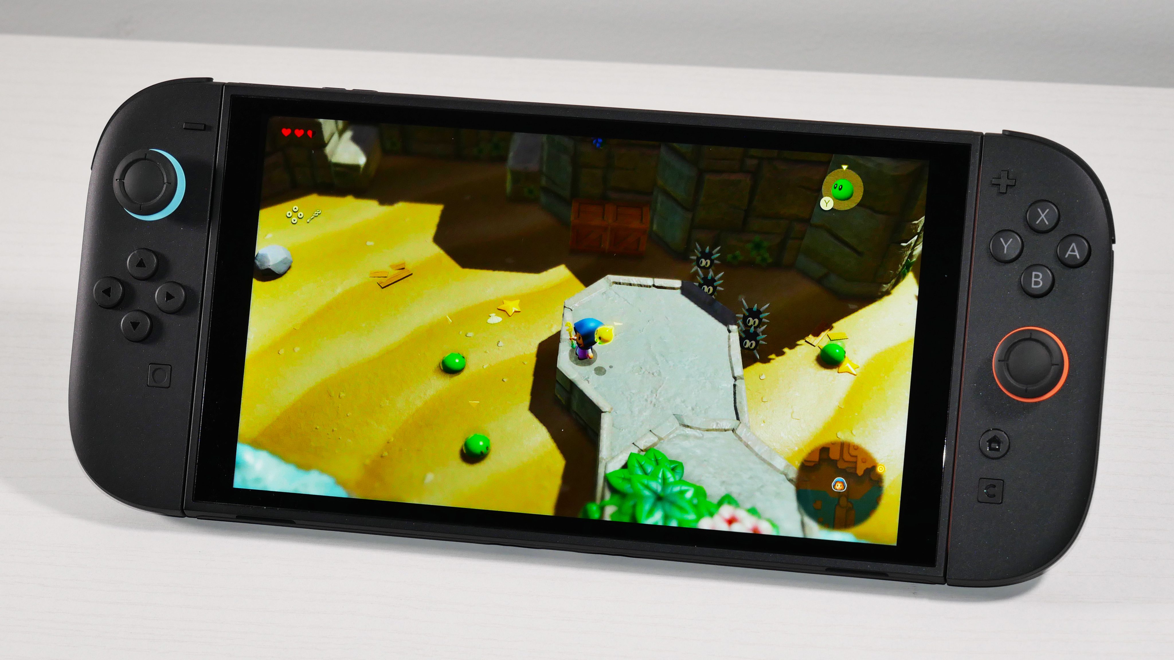 Nintendo Switch 2 روی یک میز سفید دراز کشیده و نمایشگر آن را برجسته می کند.