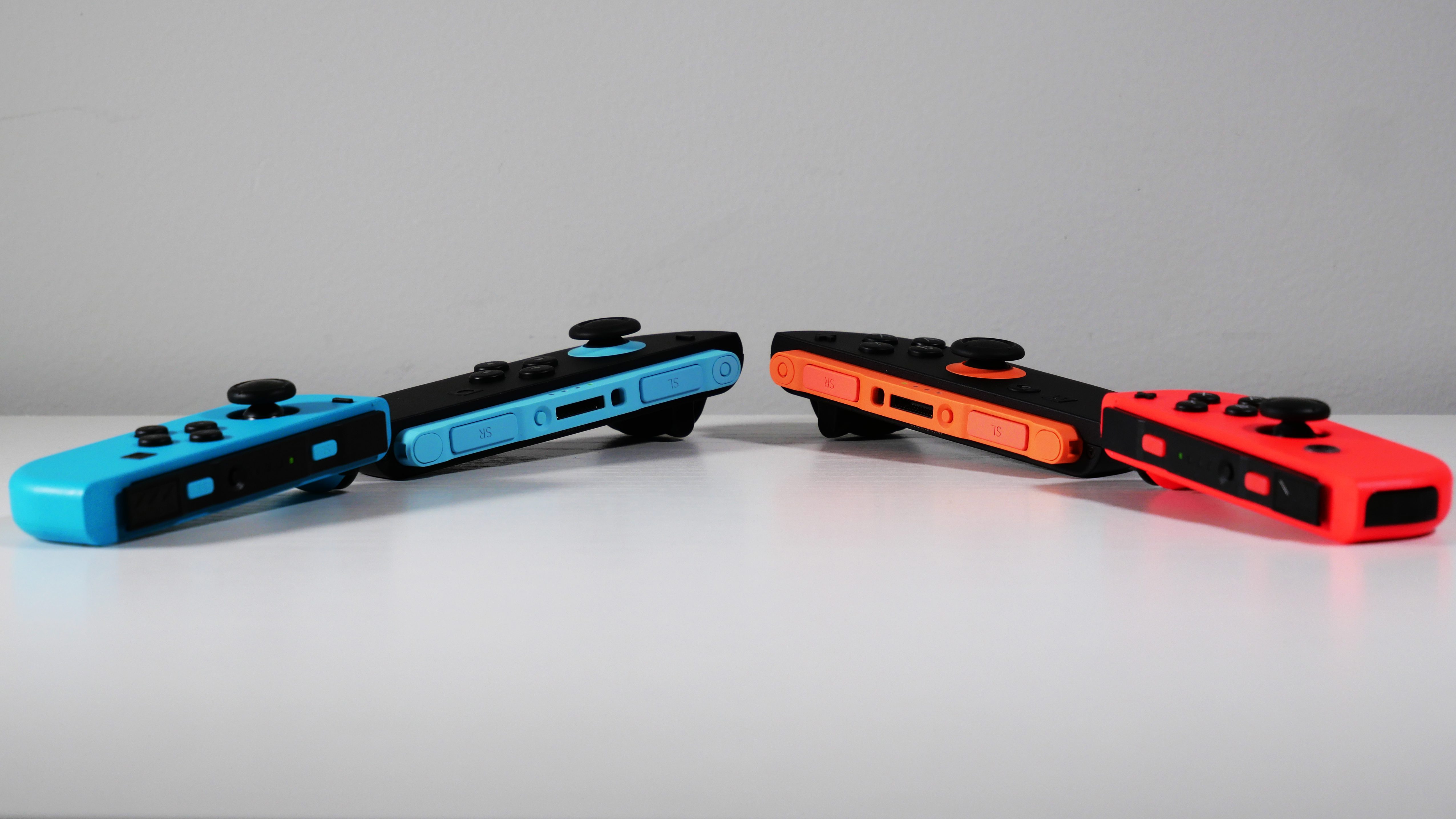 Nintendo Switch 2 و Switch OLED Controllers Joy-Con در کنار هم.