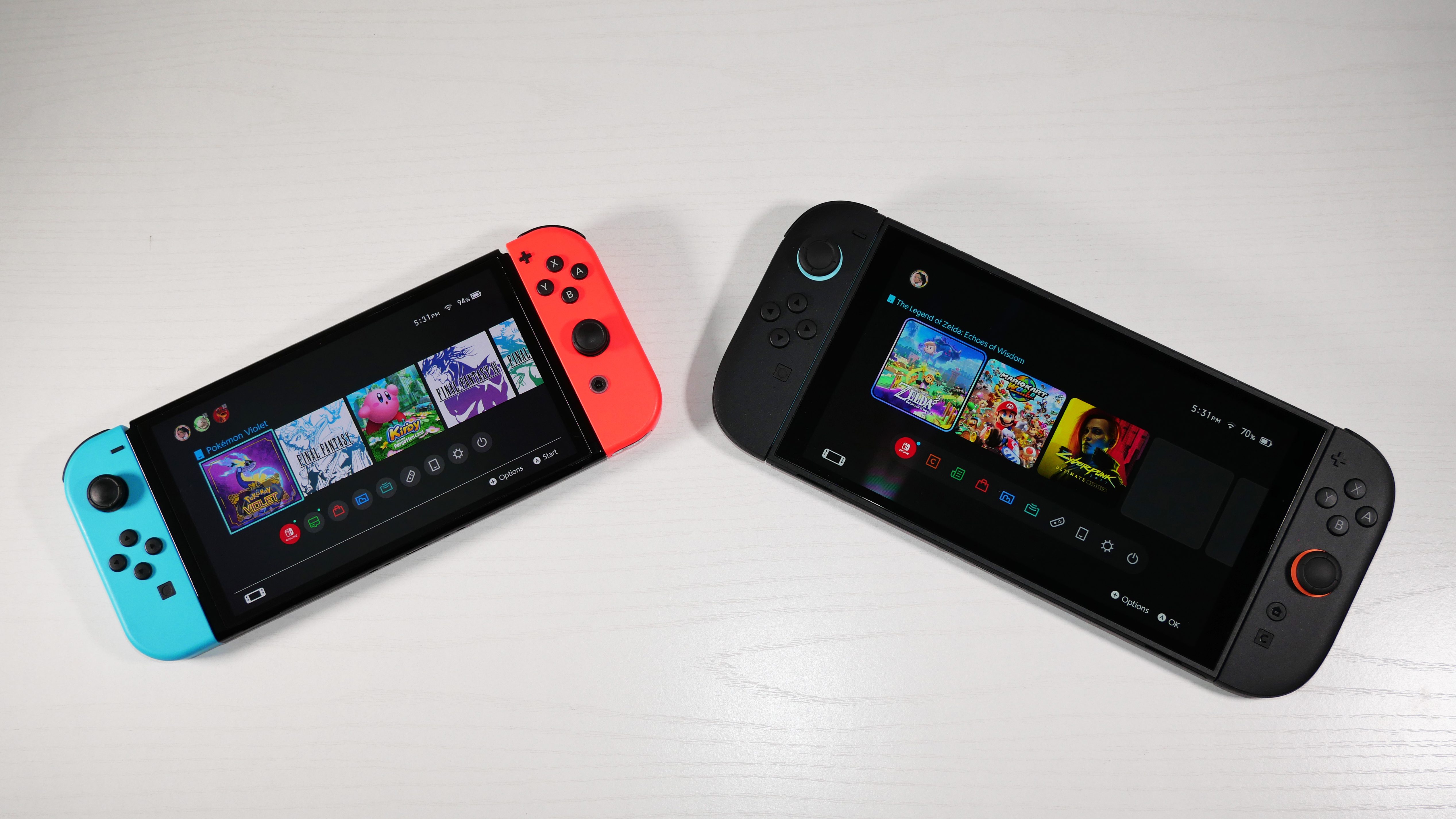 Nintendo Switch 2 و OLED را در کنار یک میز سفید با زاویه ای سوئیچ کنید.