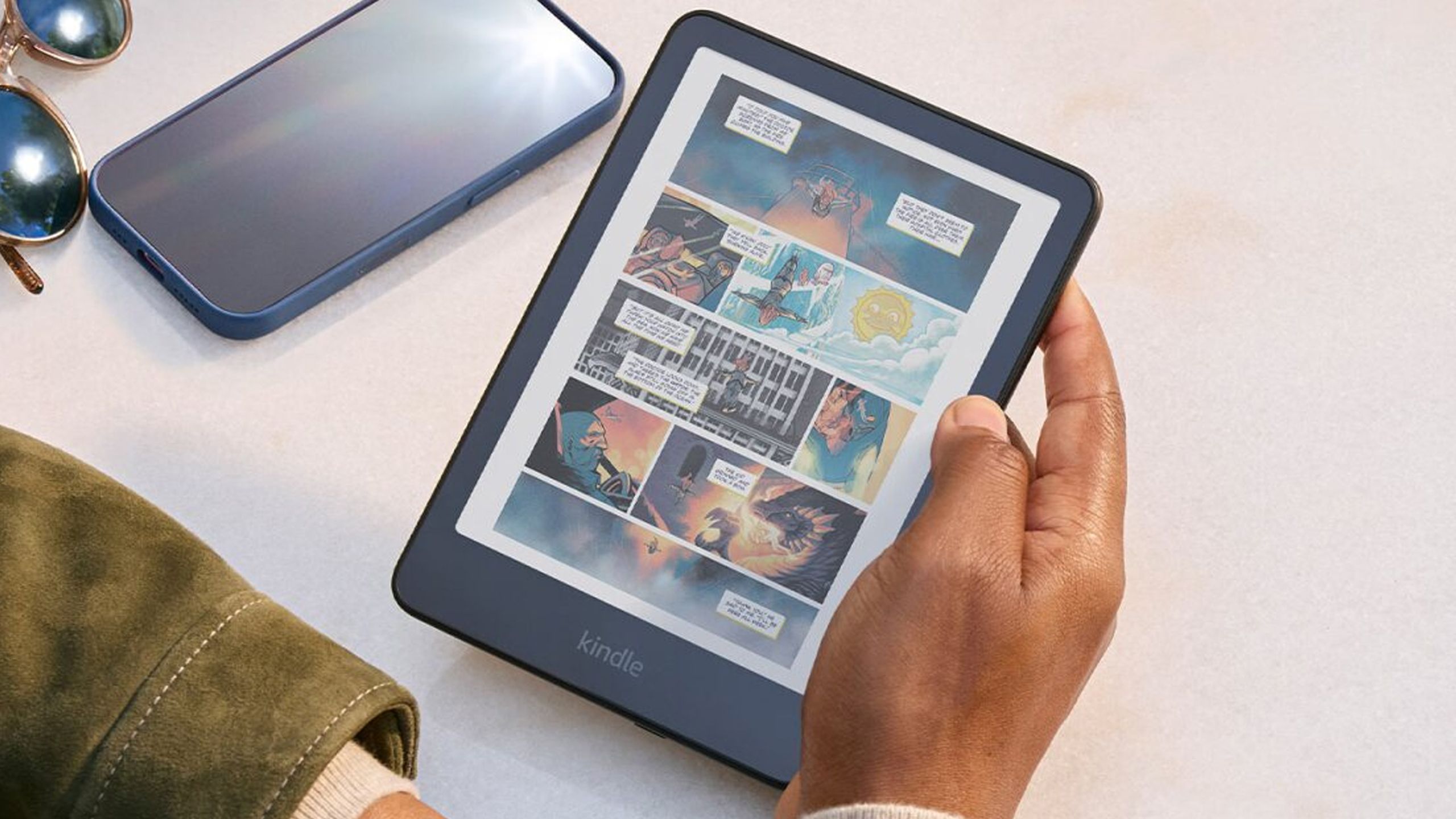 Kindle Colorsoft در دست.