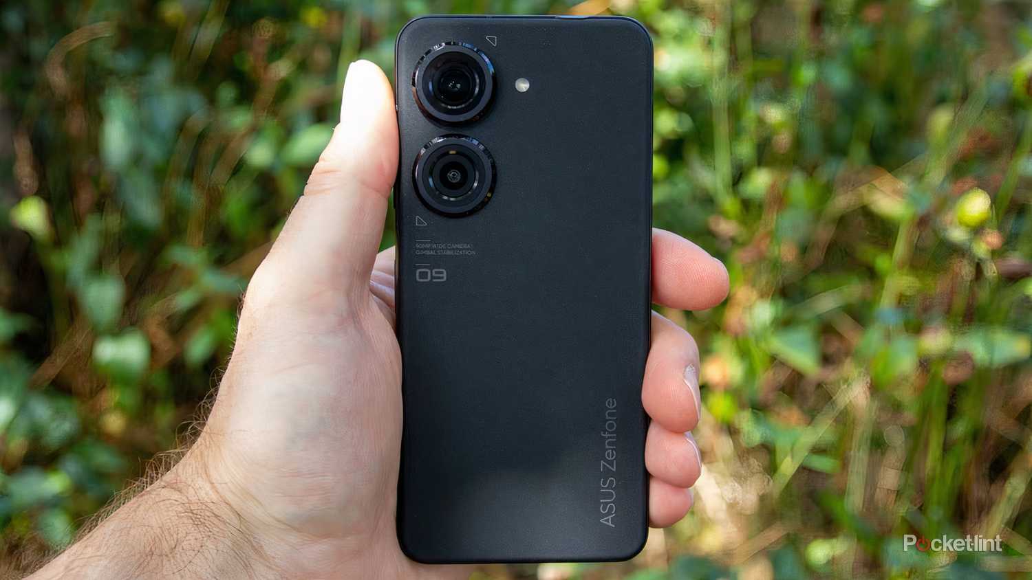 قسمت پشتی سیاه و سفید asus Zenfone 9.