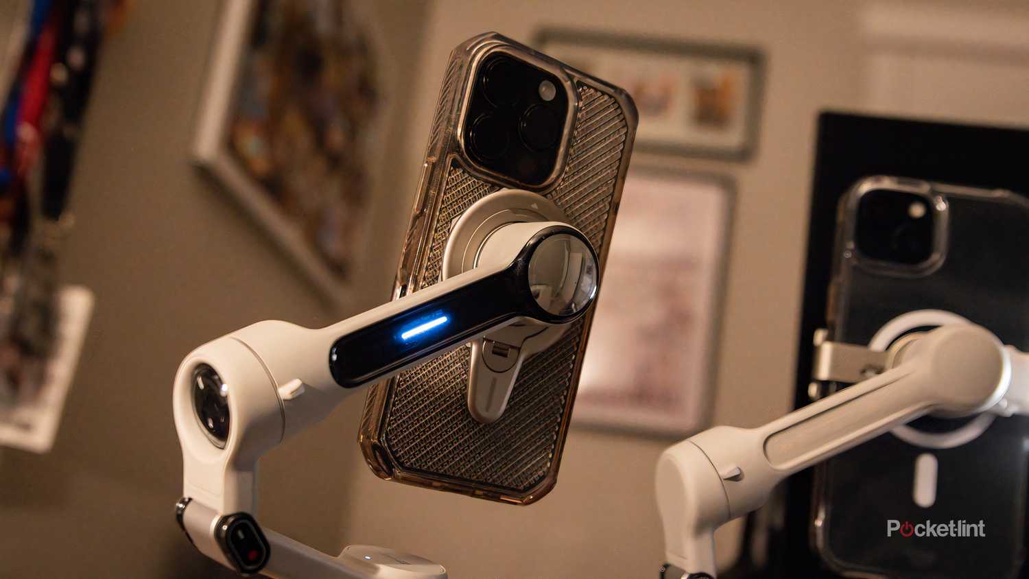 عکس ثابت از Insta360 Flow 2 Pro از سمت چپ پایین. 