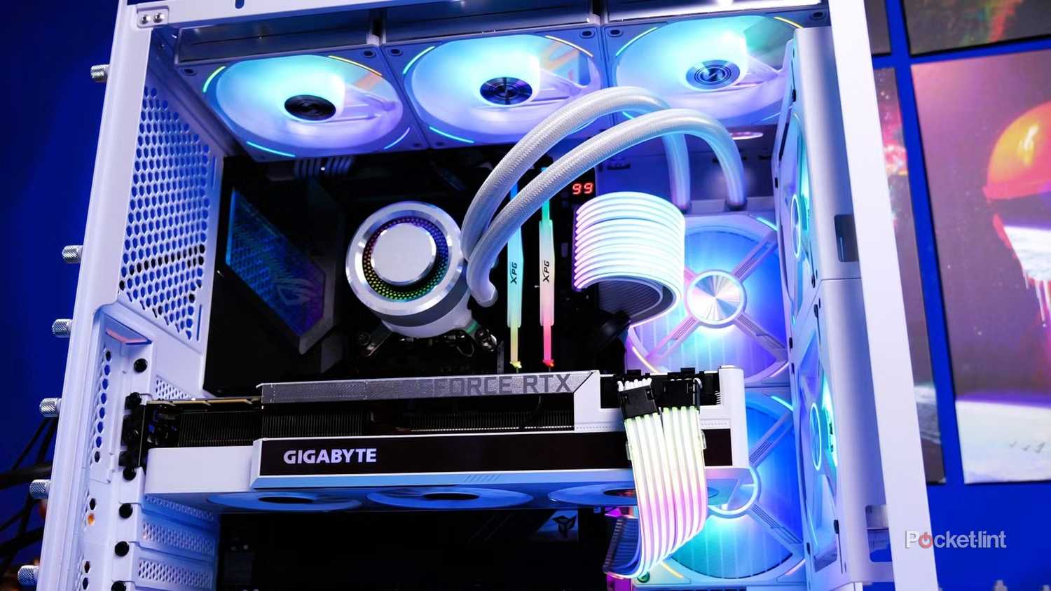 قسمت داخلی یک کامپیوتر بازی دسک تاپ با روشنایی RGB.