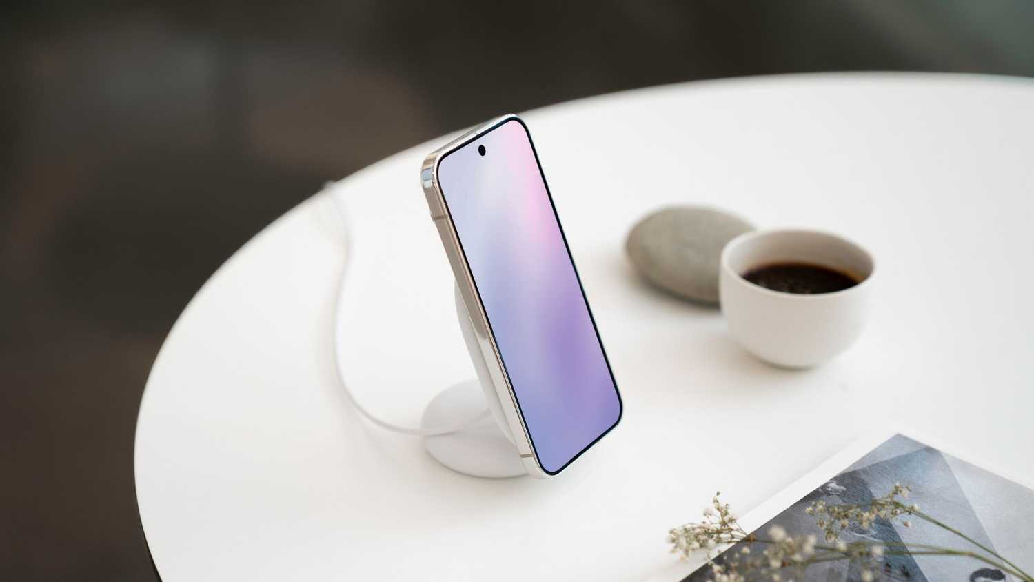 شارژر Google Pixelsnap با تصویر تبلیغاتی ایستاده