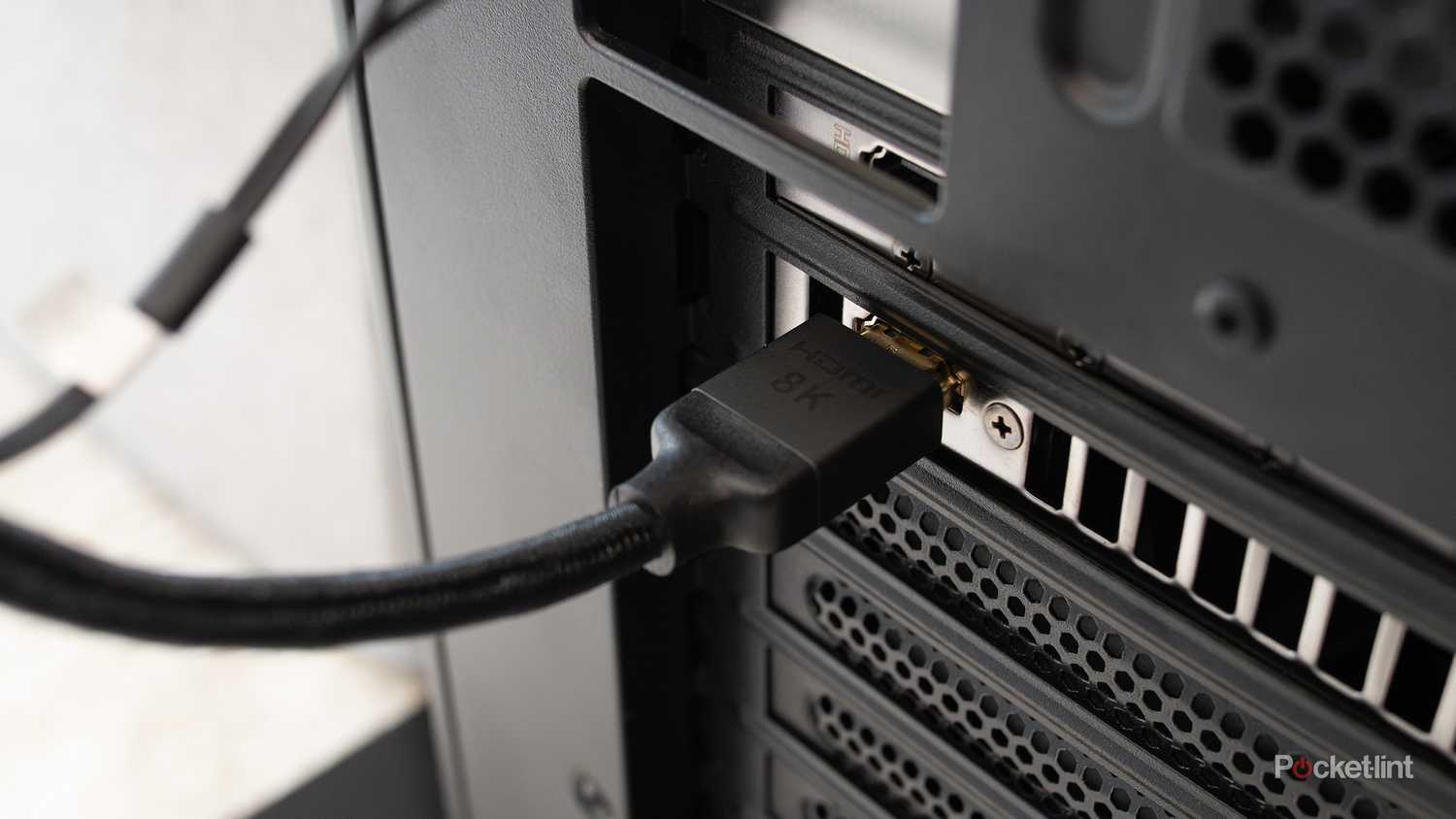 یک کابل HDMI 2.1 به رایانه وصل شده است