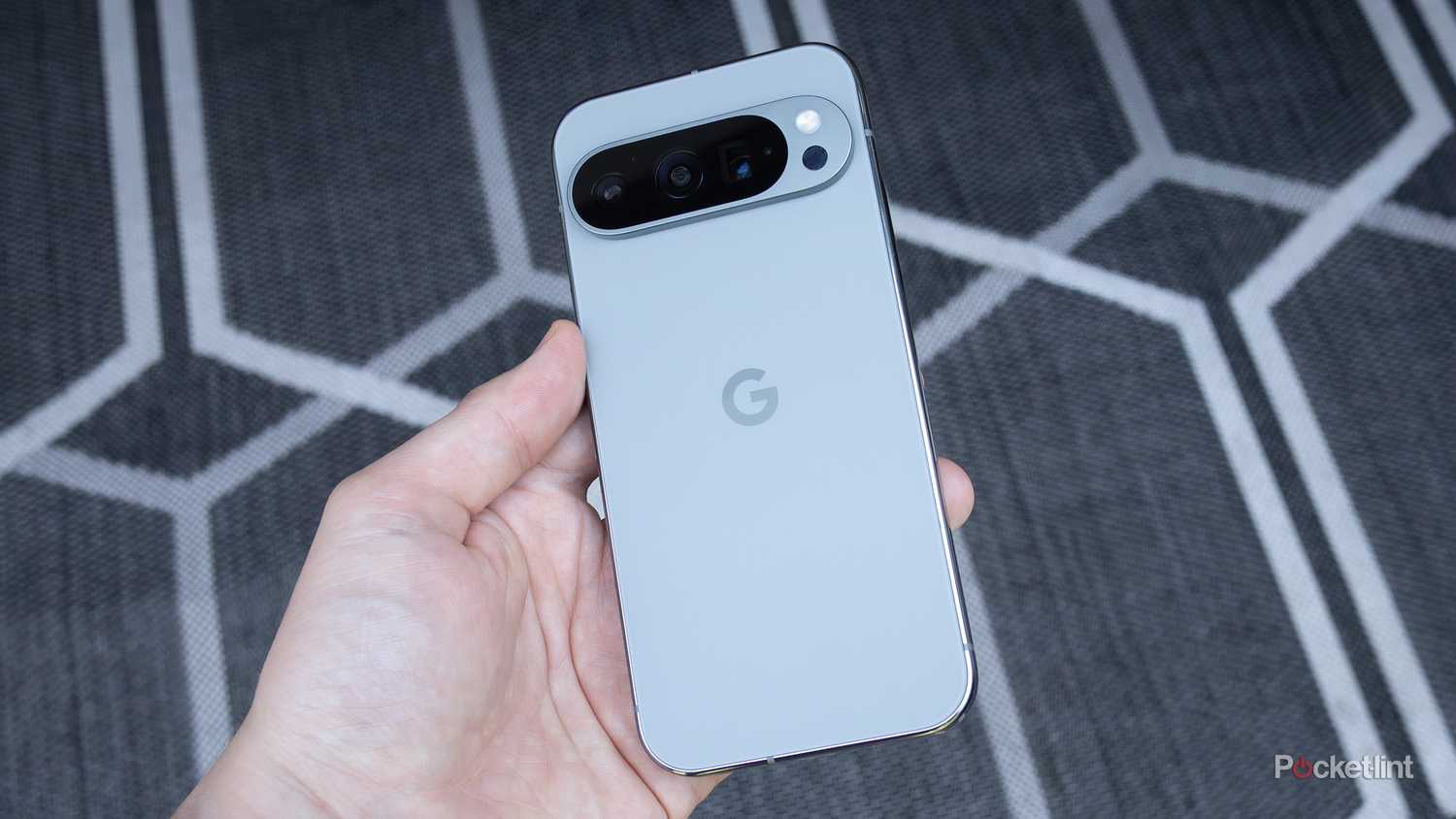 Pixel 9 Pro در یک دست برگزار شد