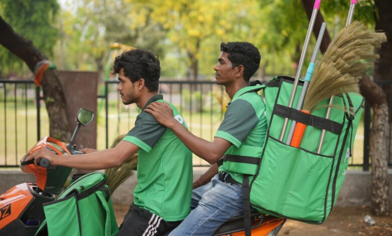 Pronto workers on a scooter