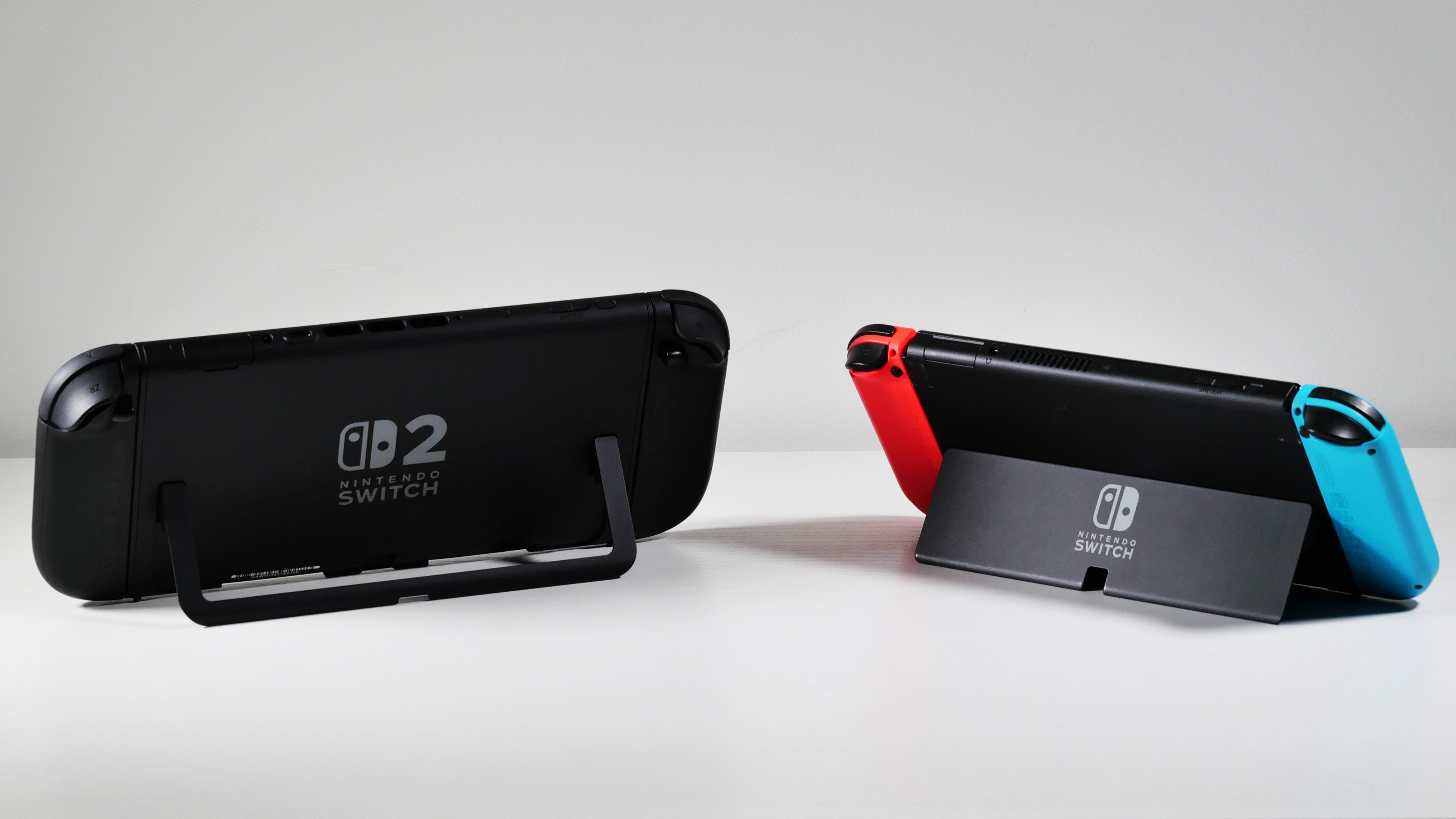 Nintendo Switch 2 و OLED را در کنار هم سوئیچ می کنند و لگد های آنها را برجسته می کنند.
