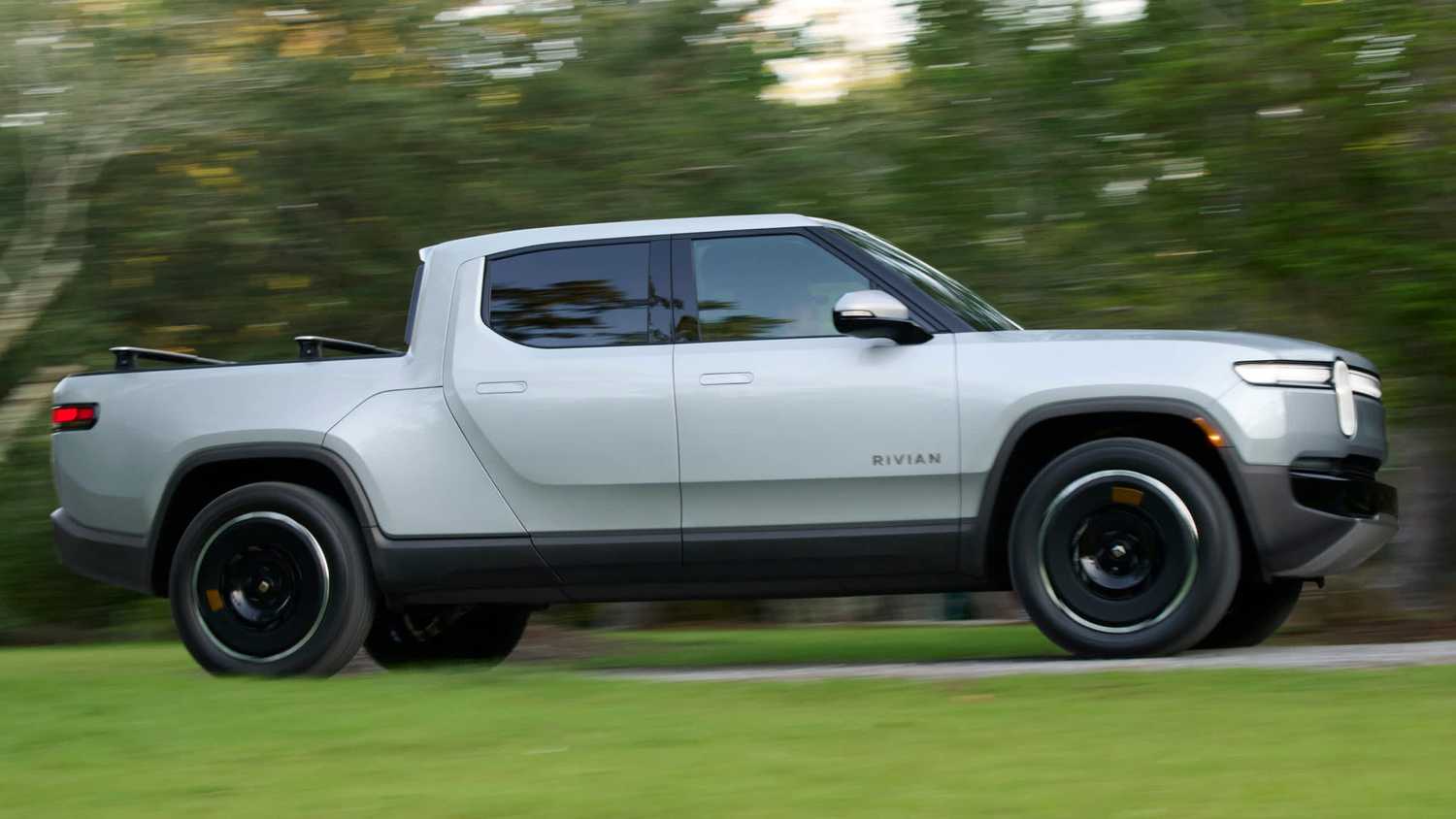 R1t Rivian در حال حرکت است.