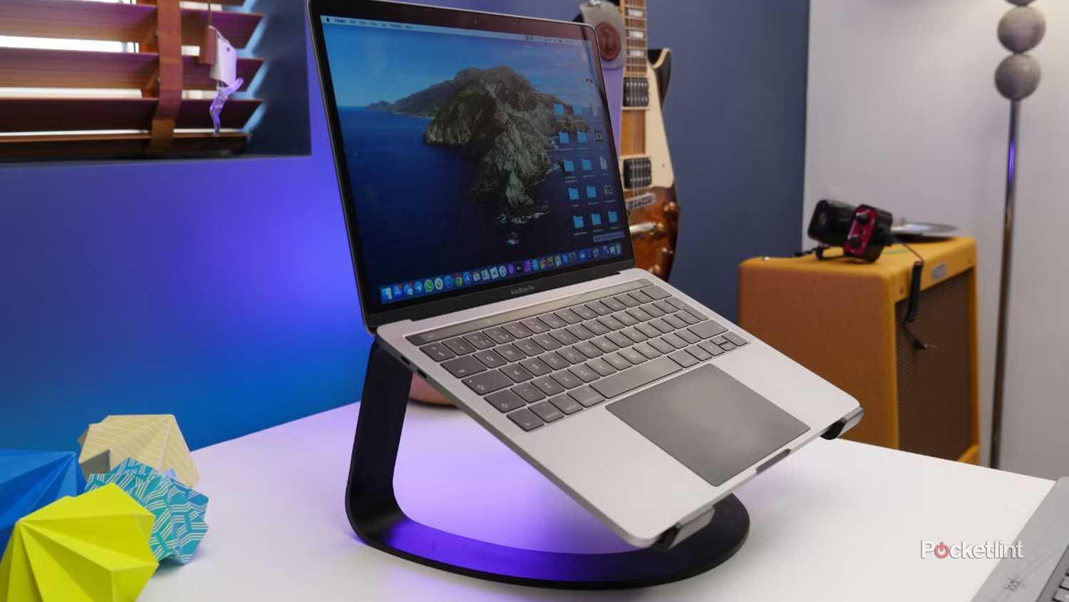 یک MacBook Pro و یک لپ تاپ. 